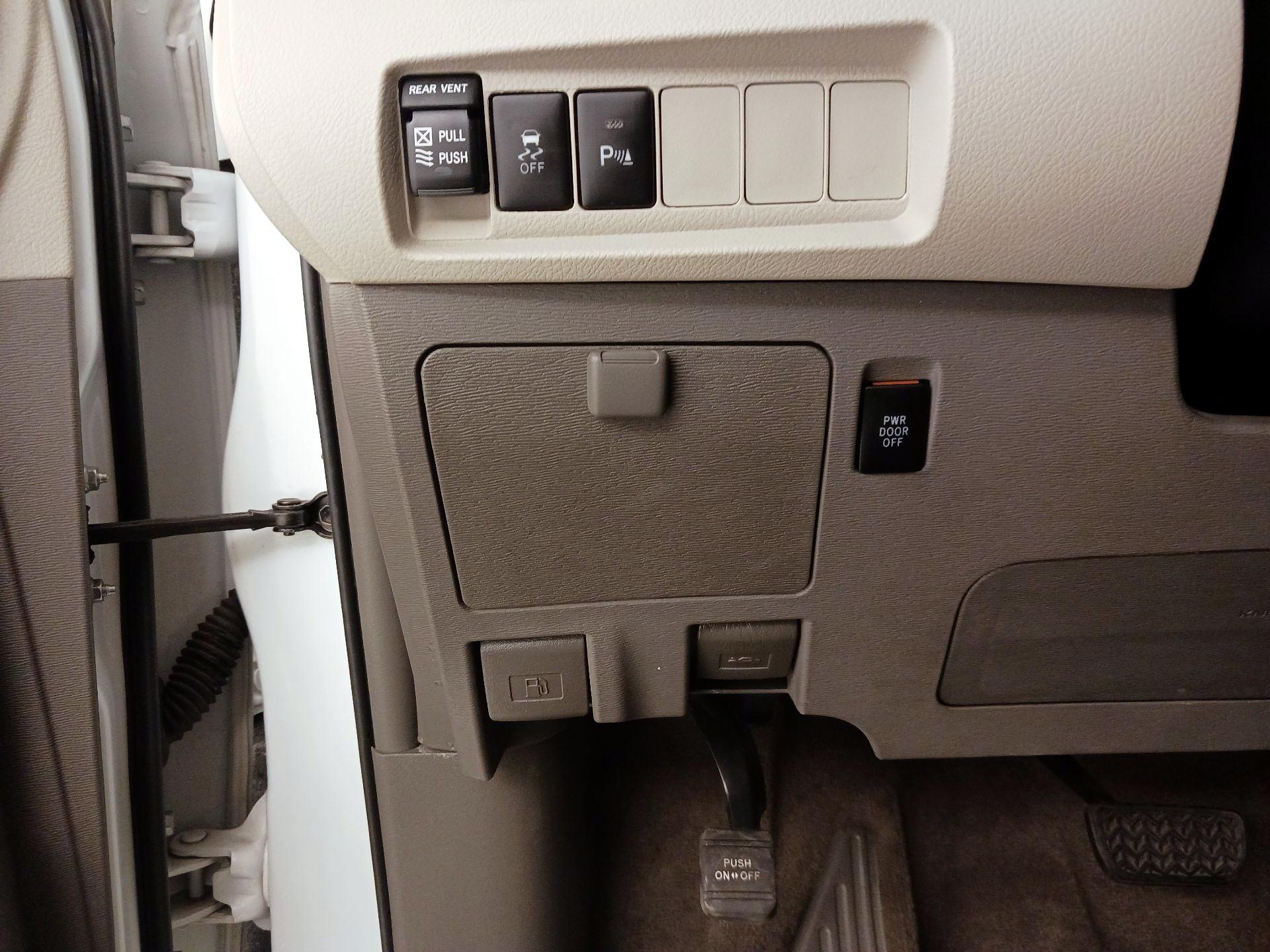 Thumbnail: 2018 Toyota Sienna - 13