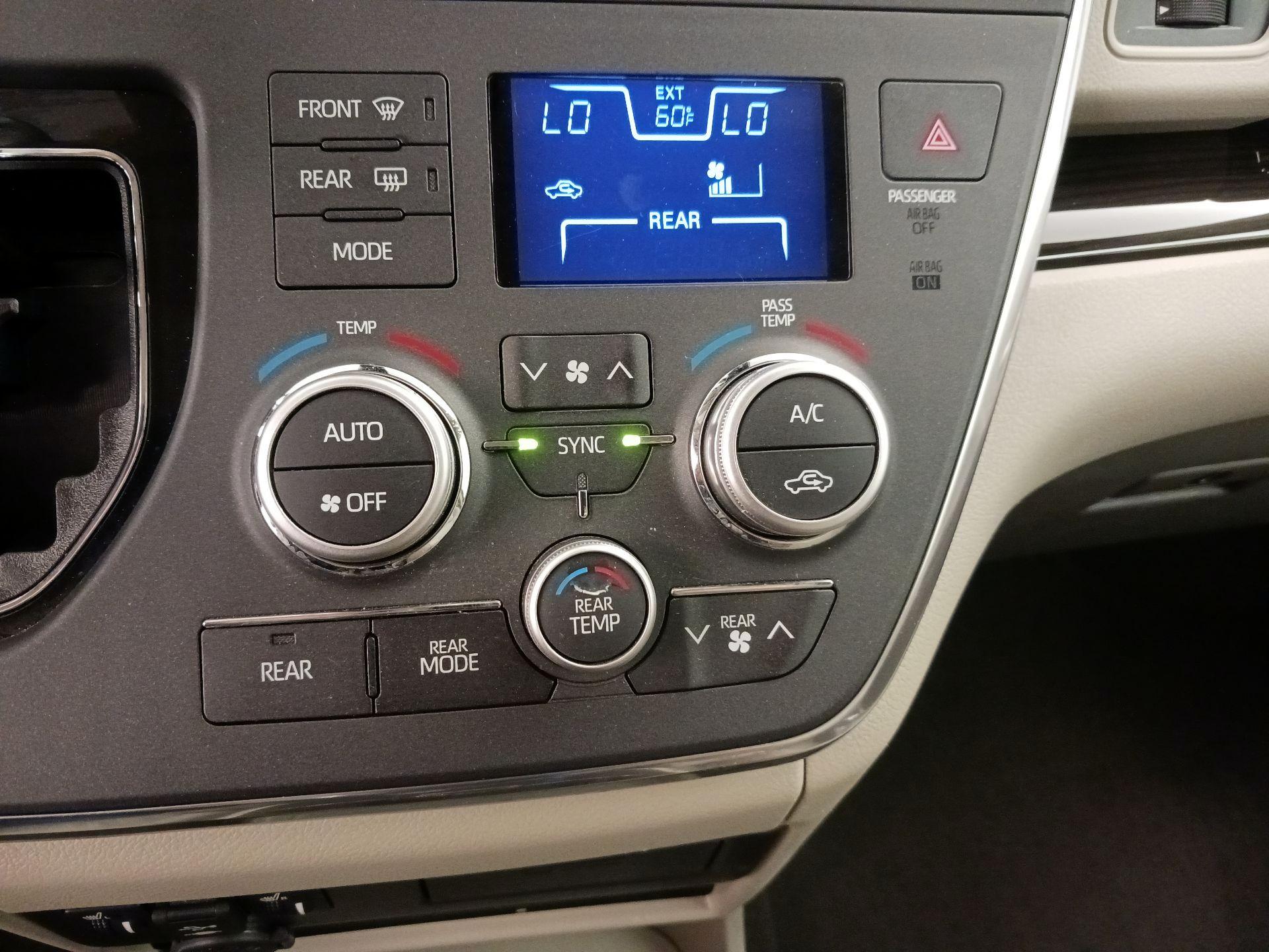 Thumbnail: 2018 Toyota Sienna - 17