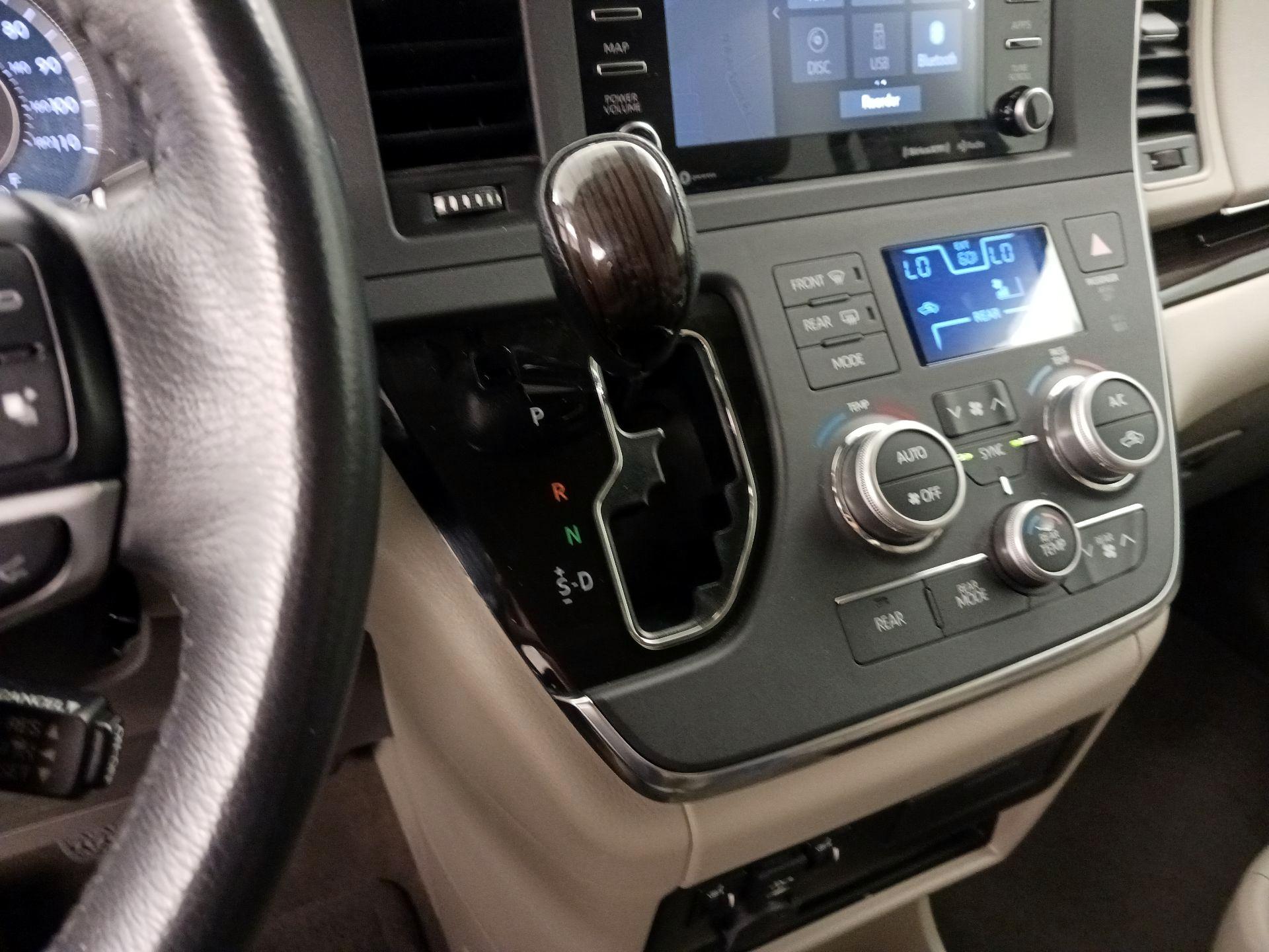 Thumbnail: 2018 Toyota Sienna - 18