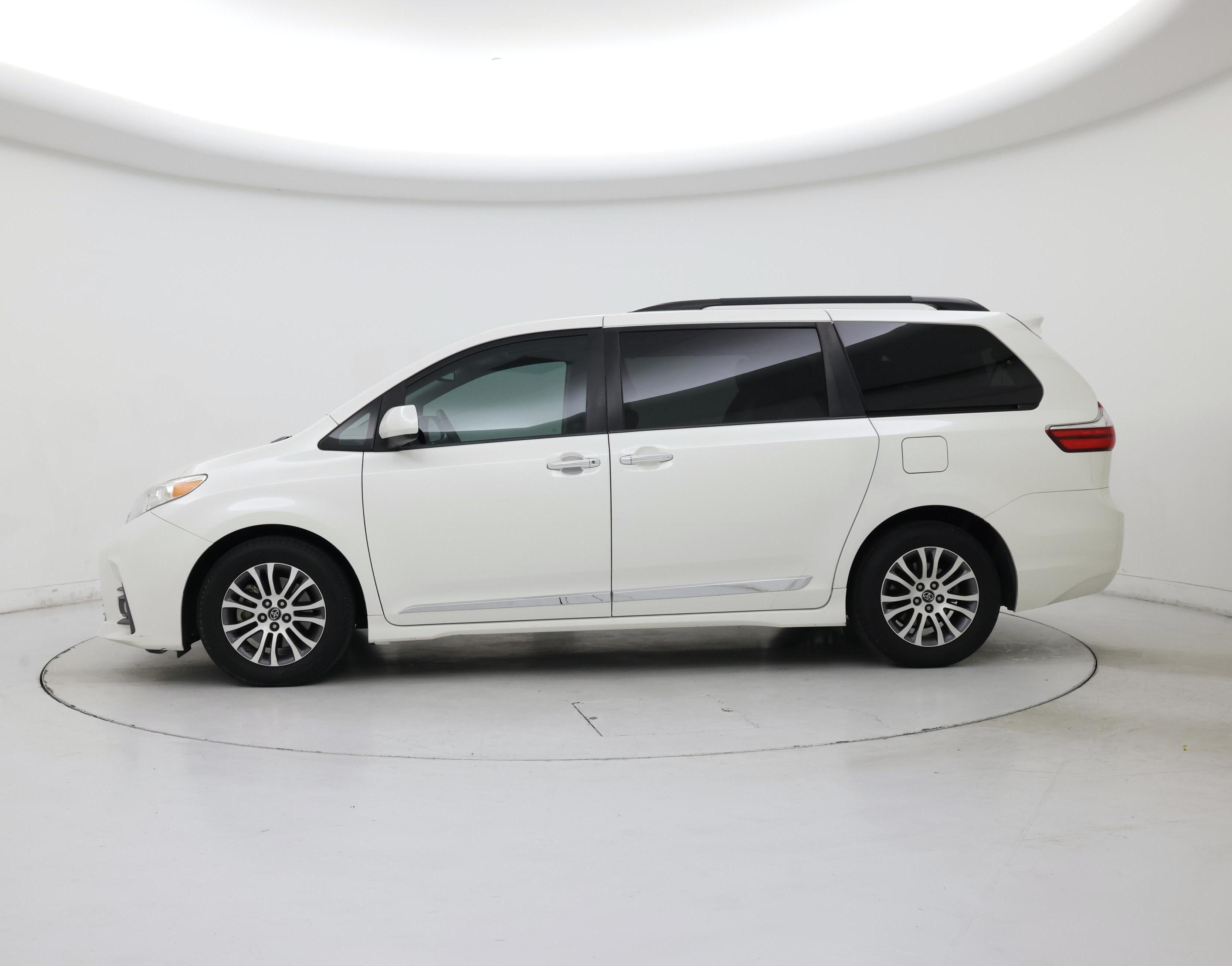 Thumbnail: 2018 Toyota Sienna - 3