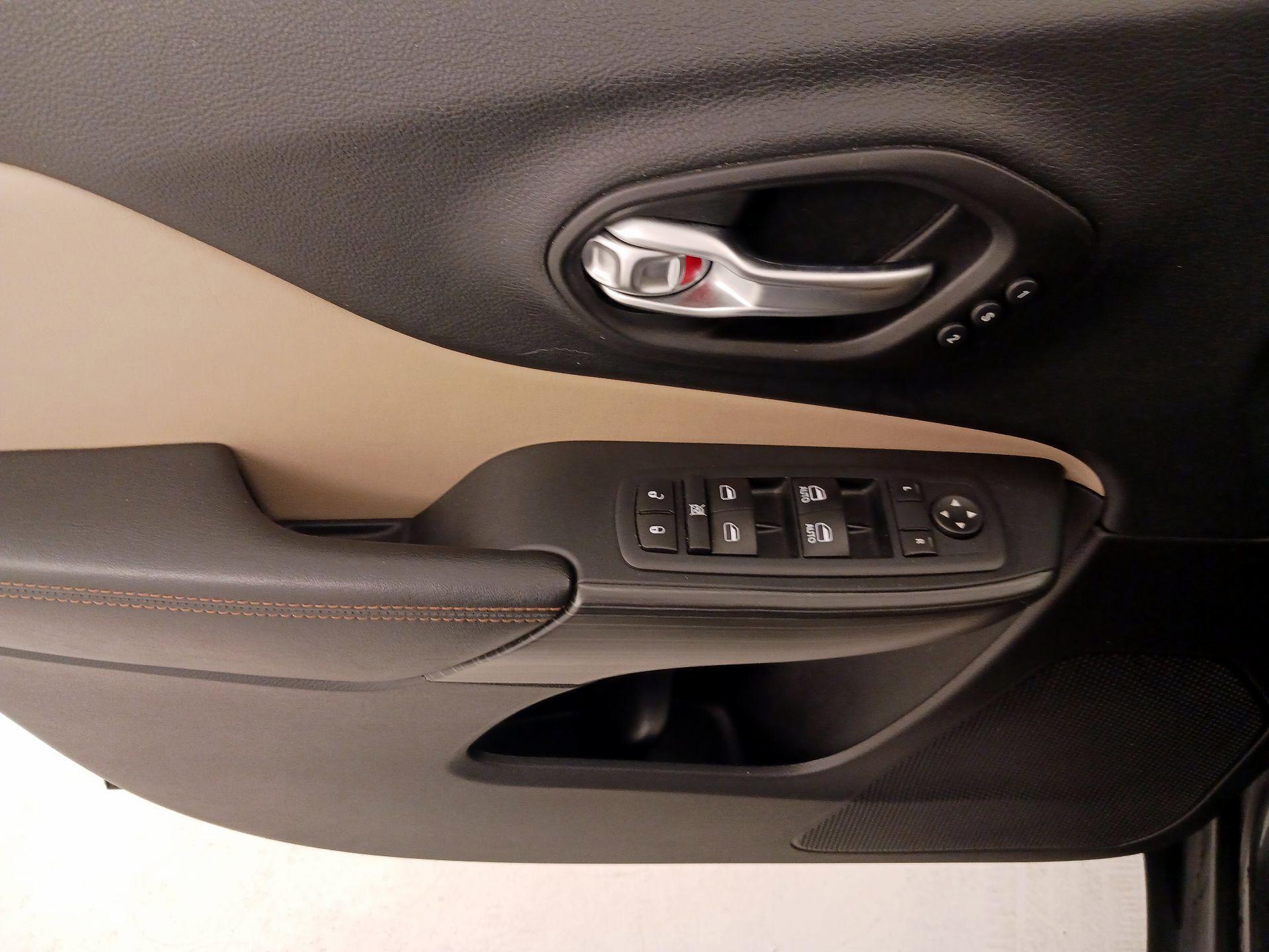 Thumbnail: 2015 Jeep Cherokee - 12