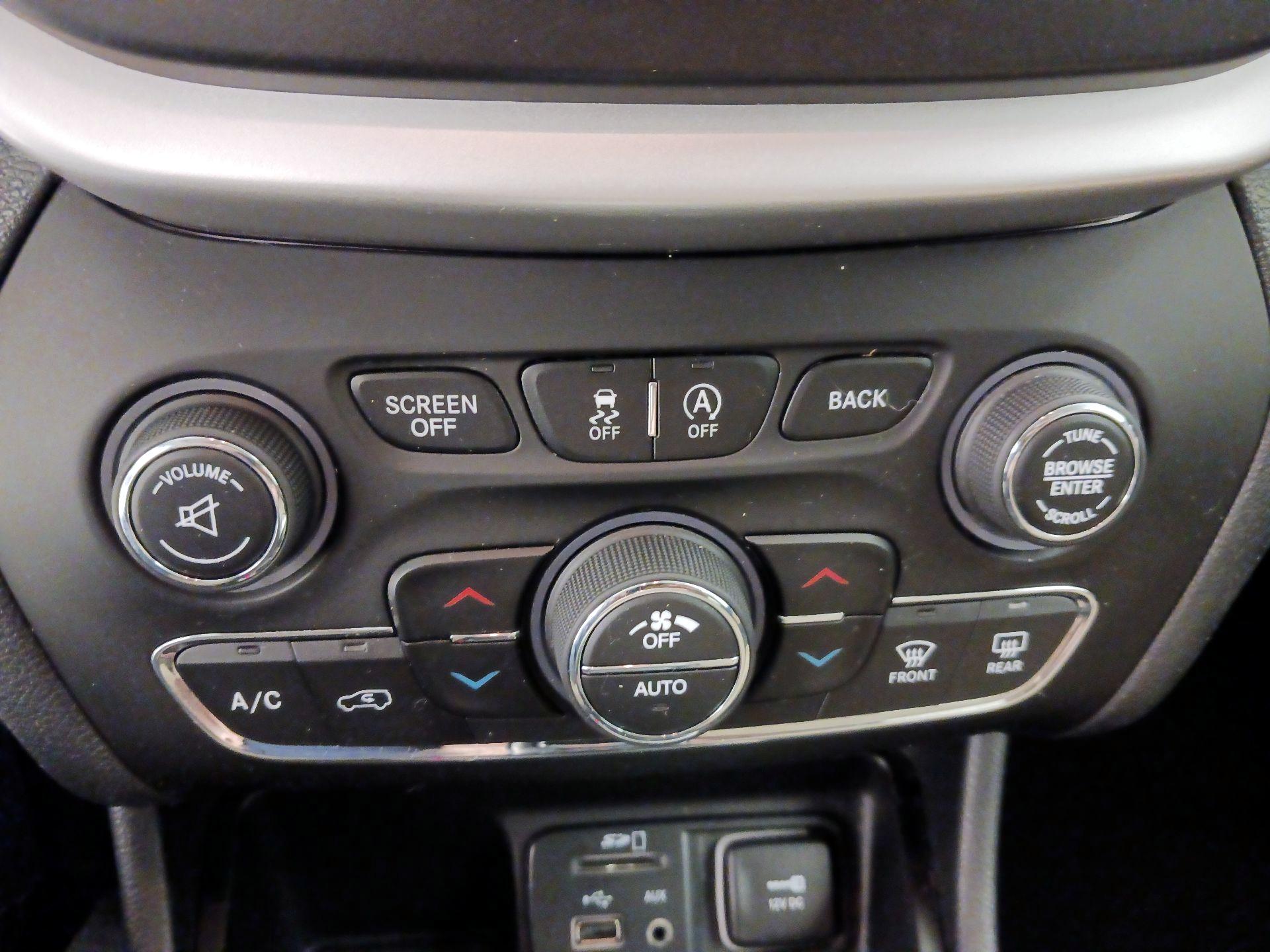 Thumbnail: 2015 Jeep Cherokee - 17