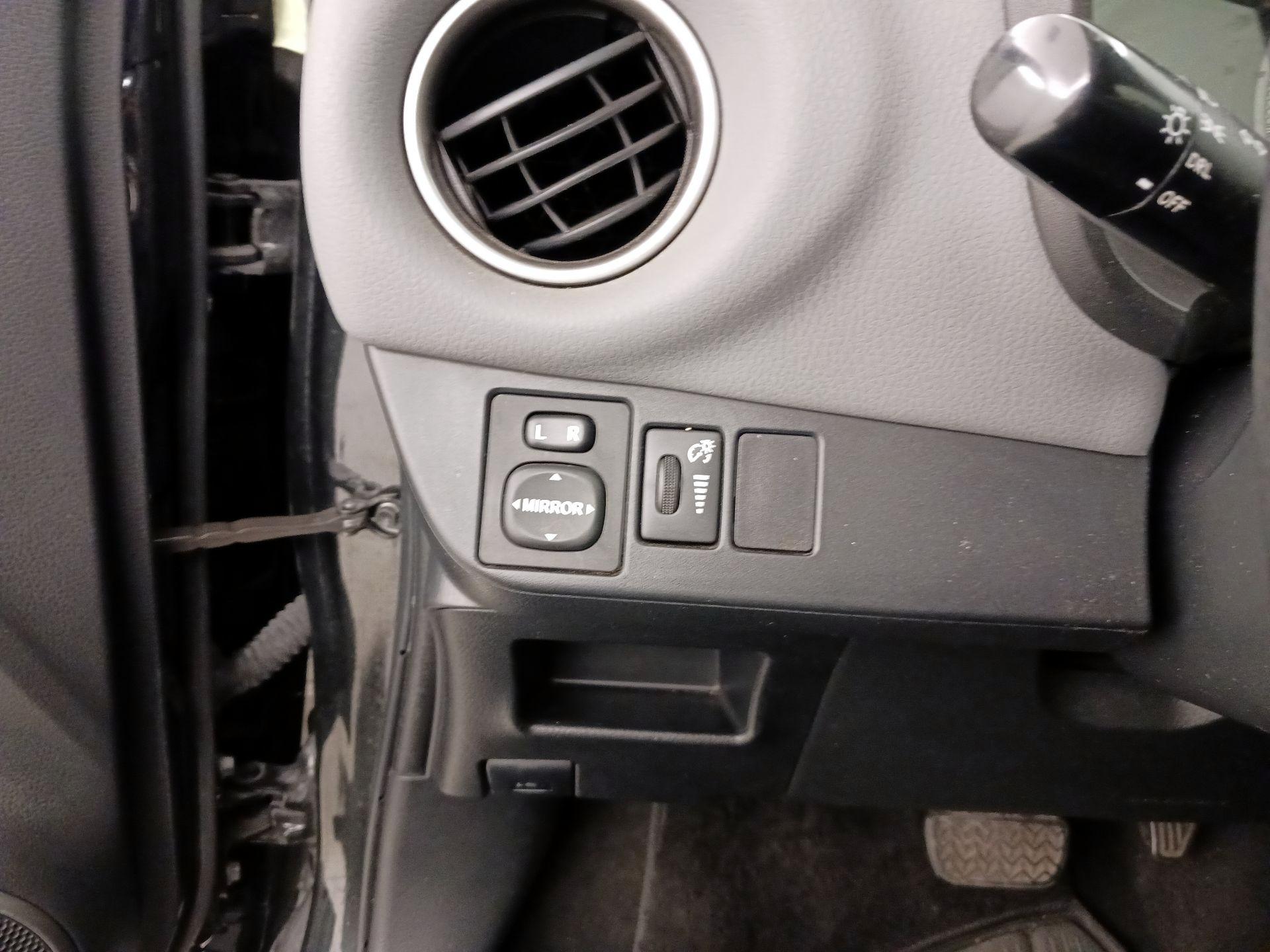 Thumbnail: 2015 Toyota Yaris - 13