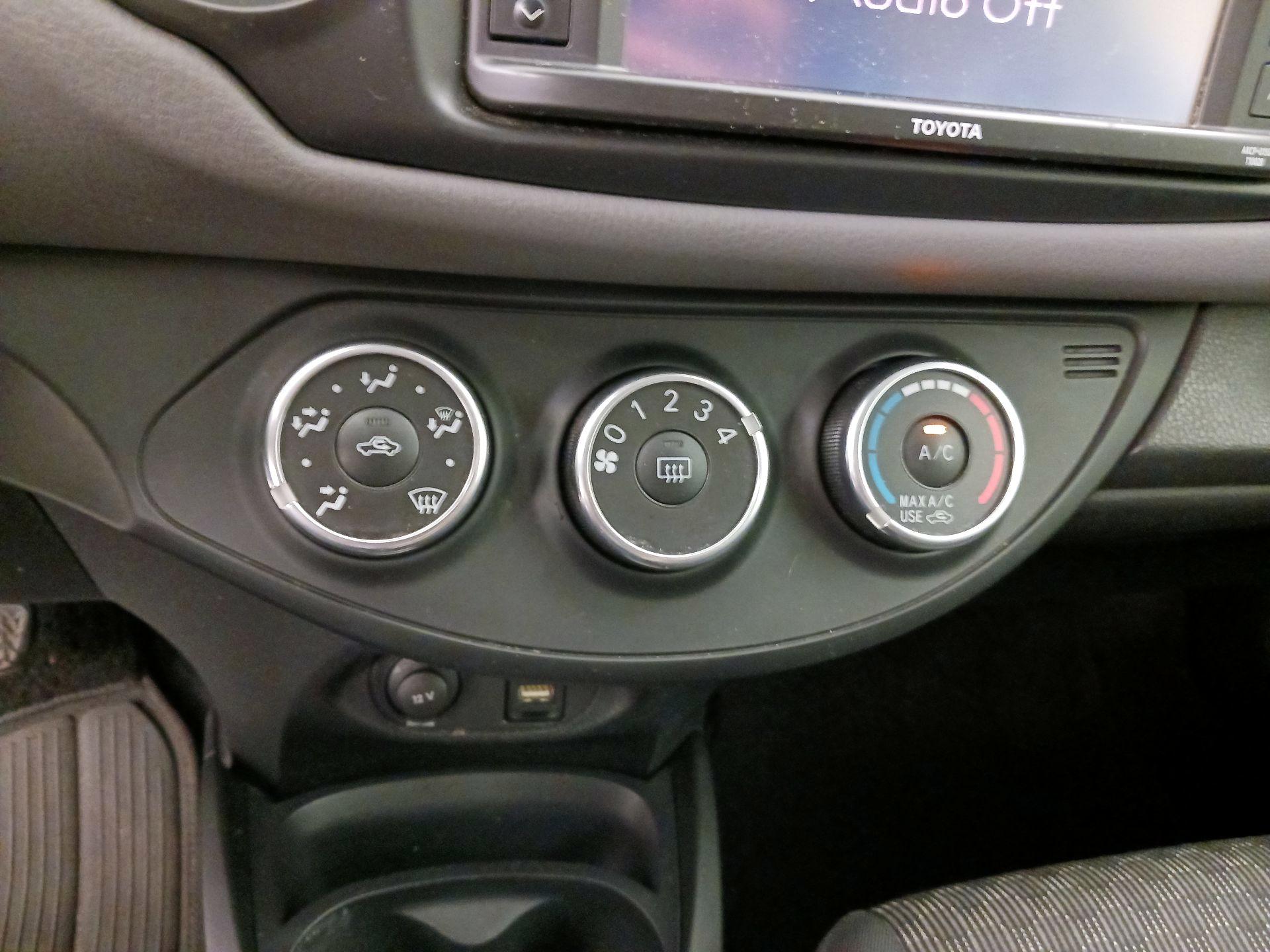 Thumbnail: 2015 Toyota Yaris - 16