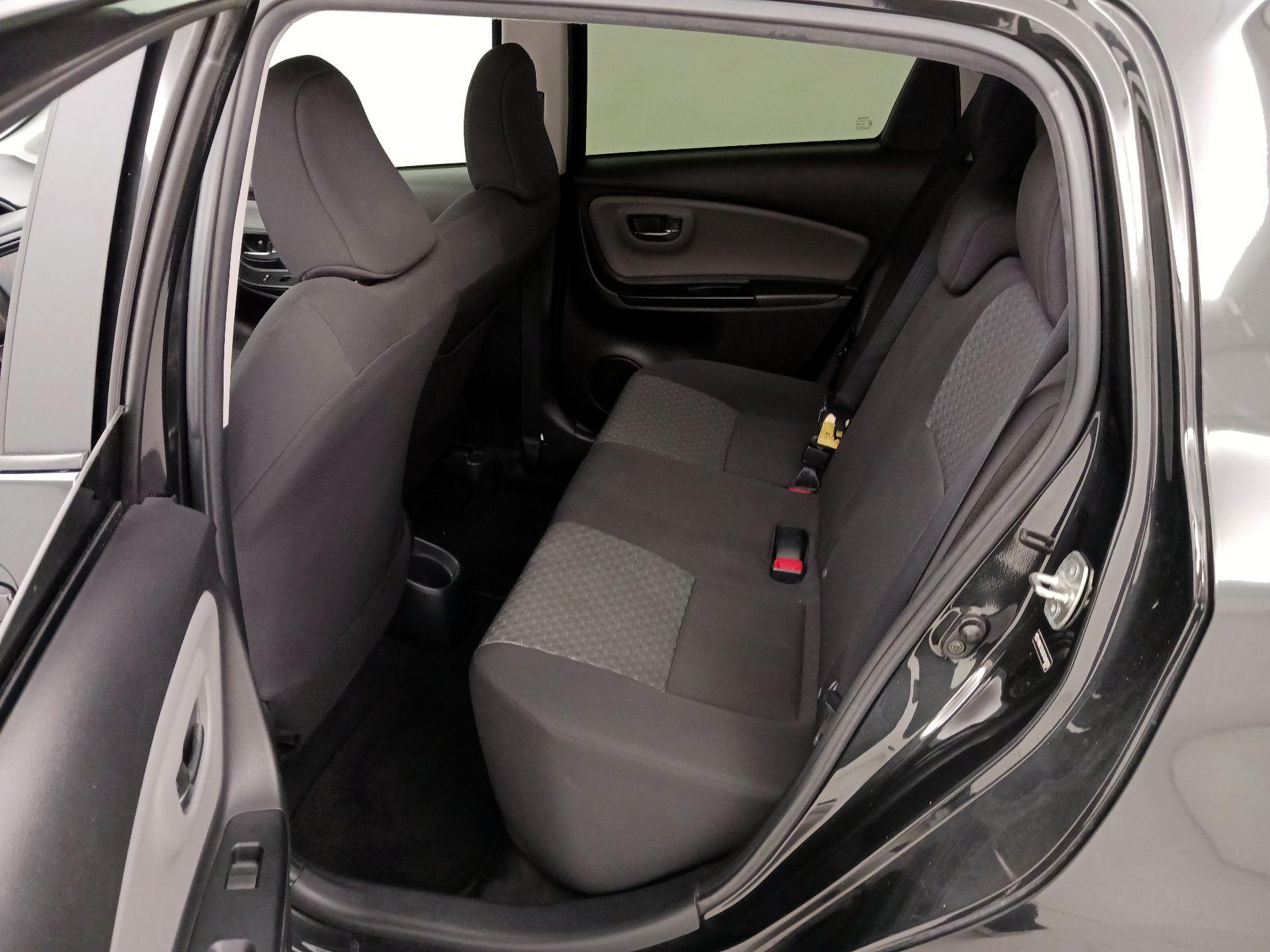 Thumbnail: 2015 Toyota Yaris - 19