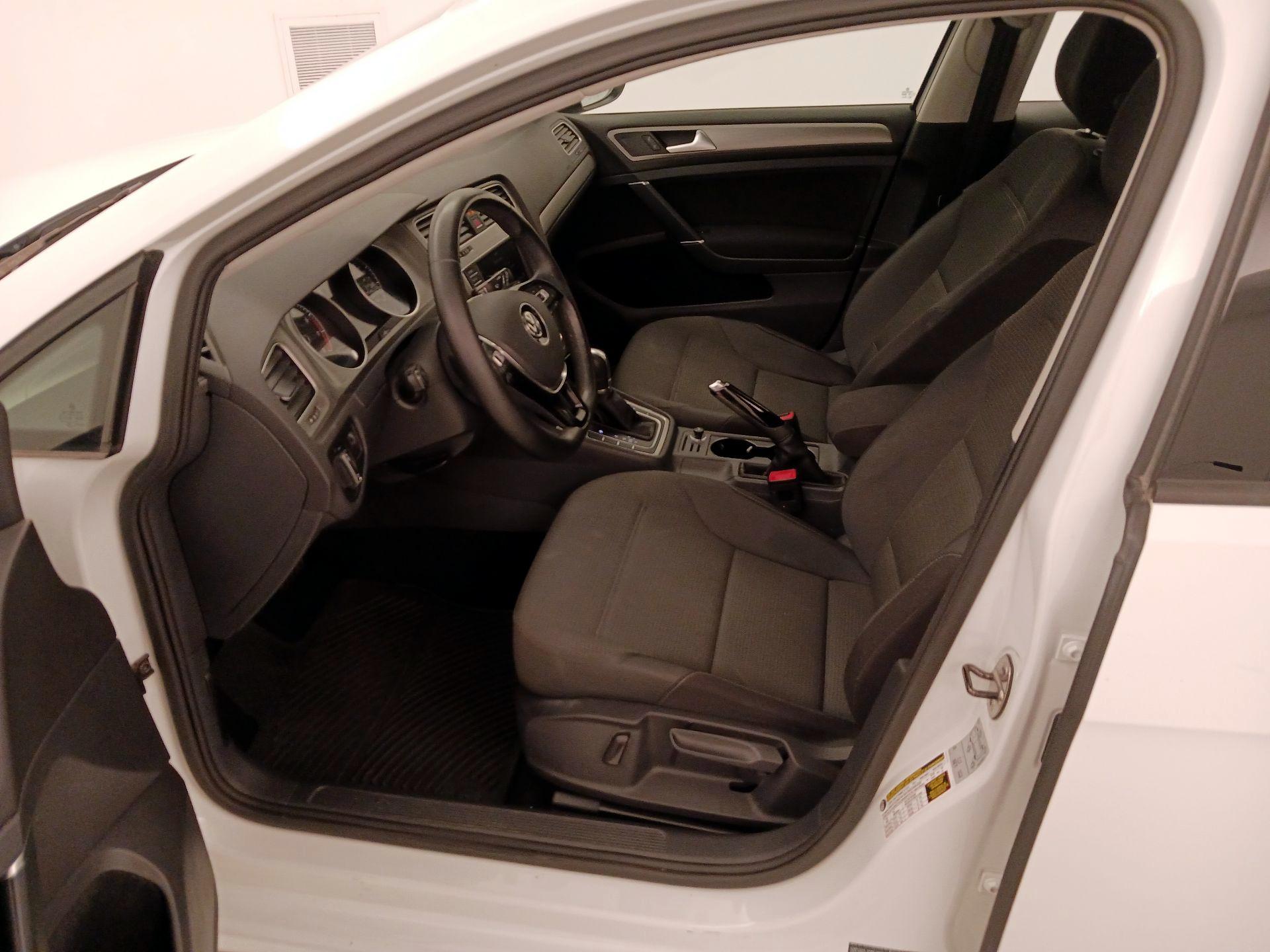 Thumbnail: 2016 Volkswagen Golf - 11