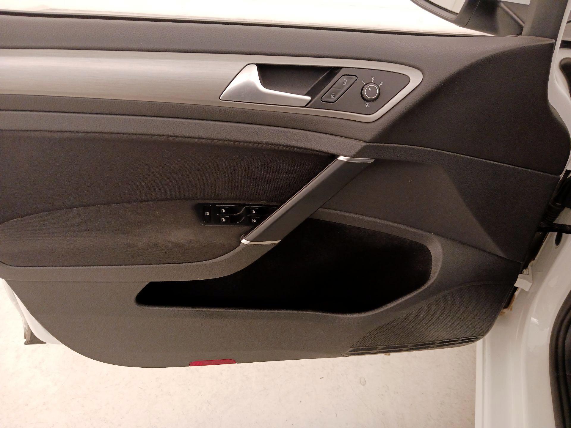 Thumbnail: 2016 Volkswagen Golf - 12