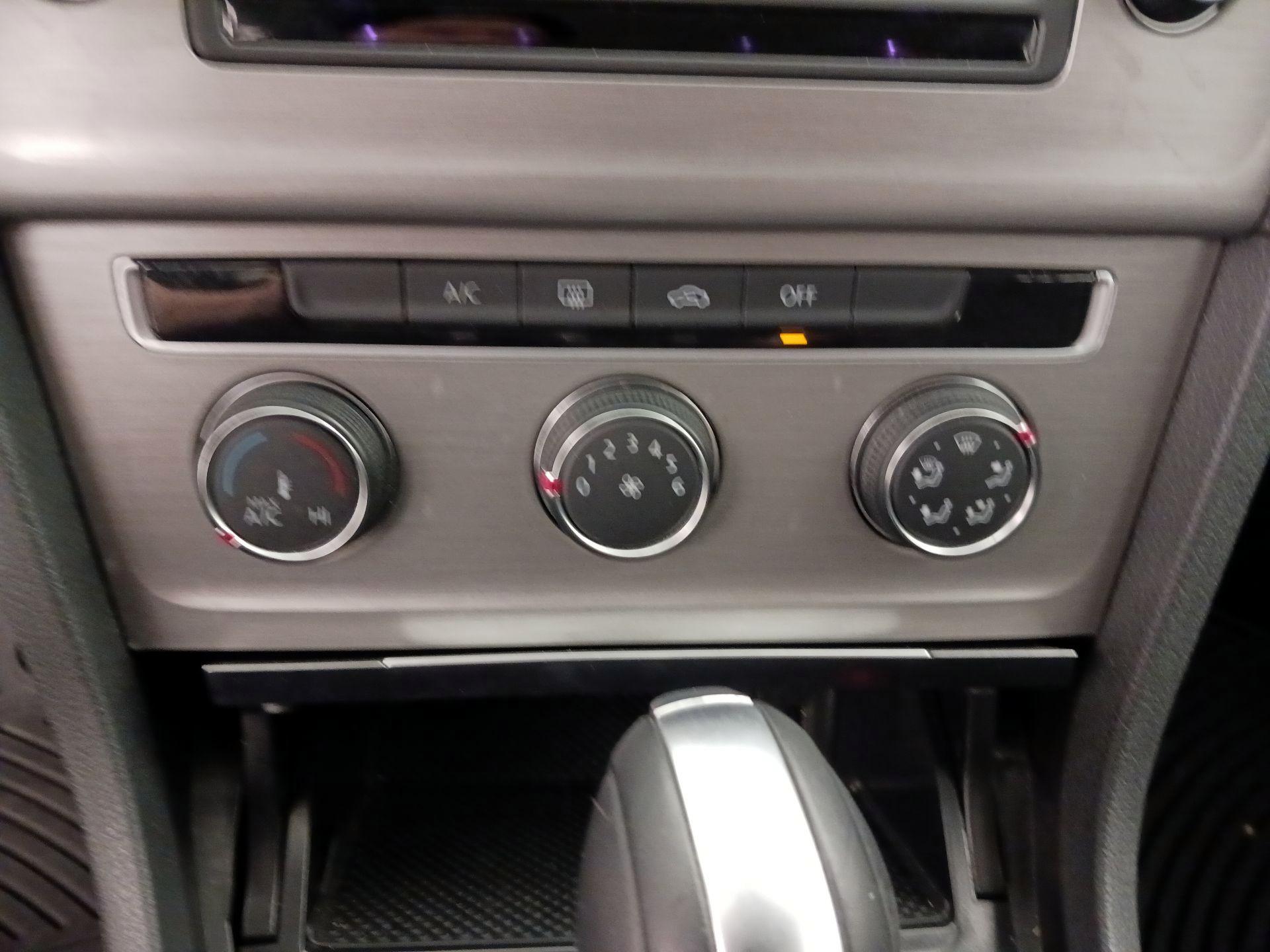 Thumbnail: 2016 Volkswagen Golf - 17