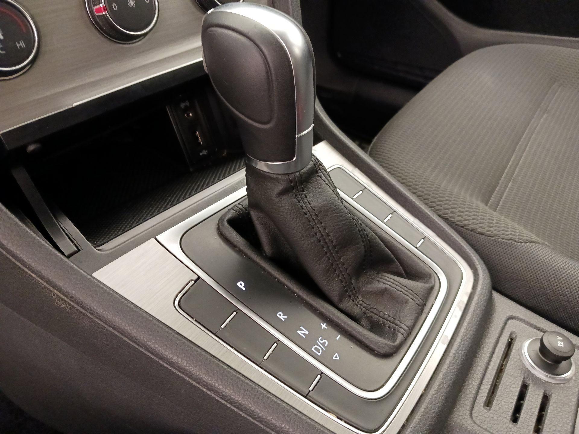 Thumbnail: 2016 Volkswagen Golf - 18