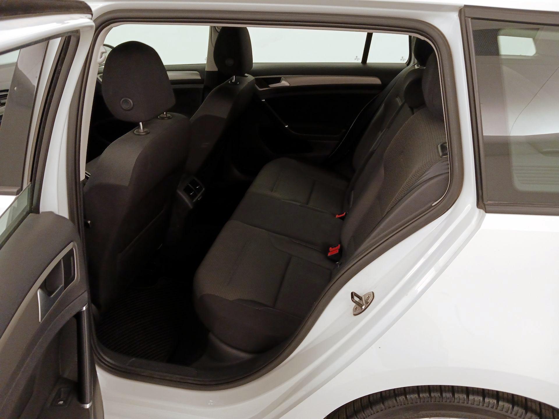 Thumbnail: 2016 Volkswagen Golf - 20