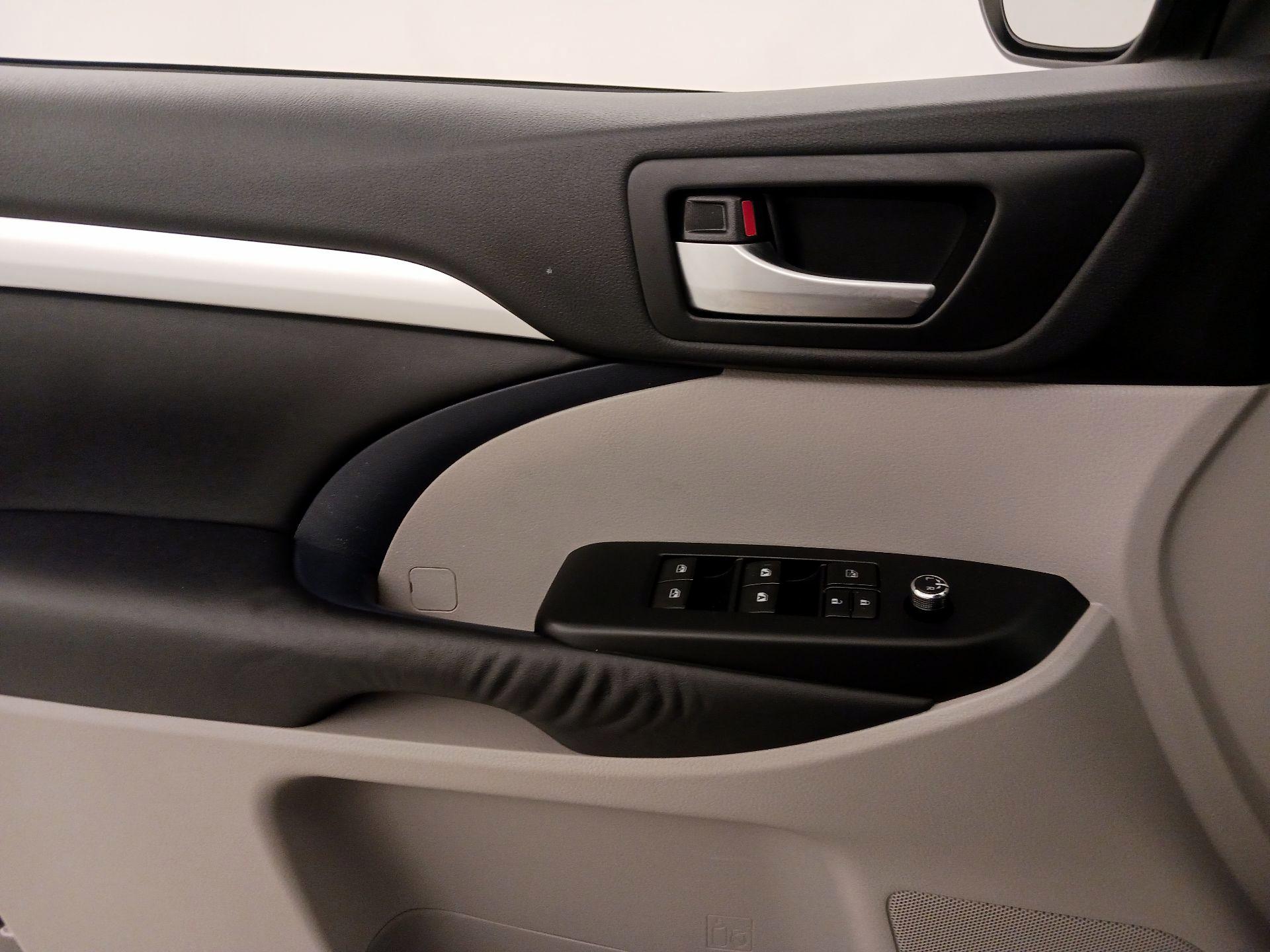 Thumbnail: 2014 Toyota Highlander - 12