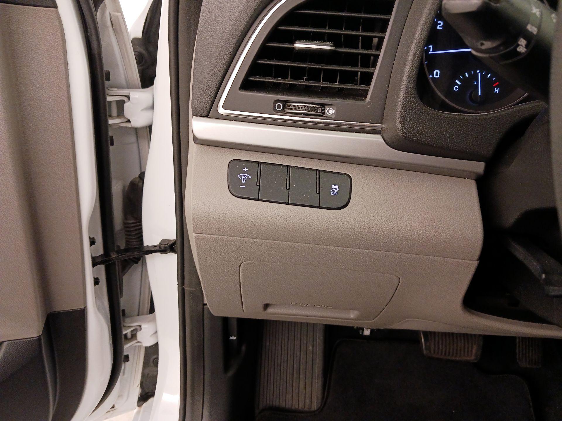 Thumbnail: 2017 Hyundai Elantra - 13