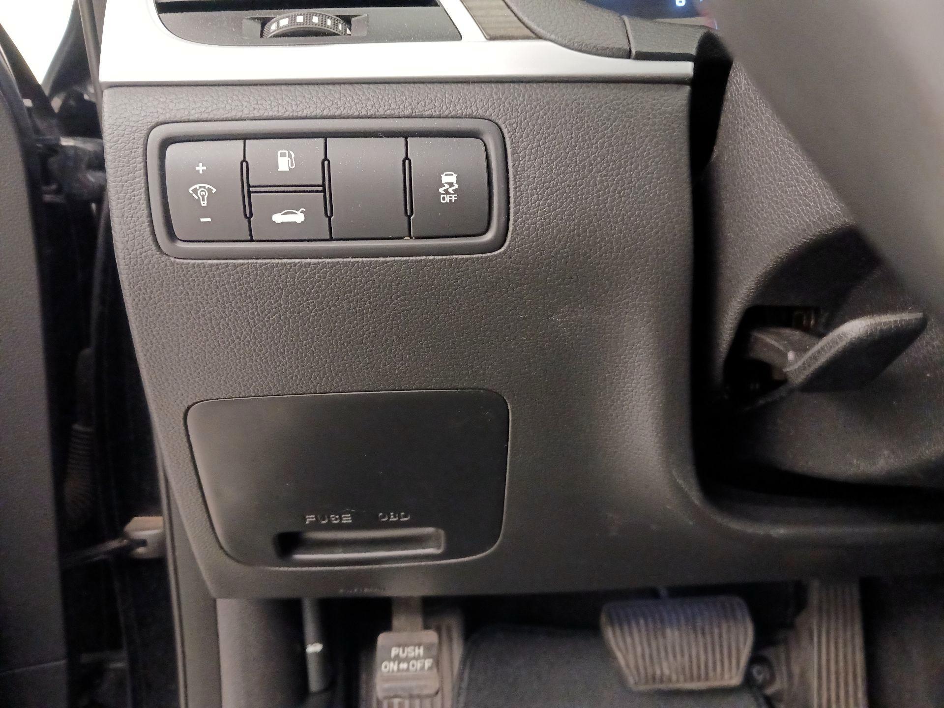 Thumbnail: 2015 Hyundai Genesis - 13