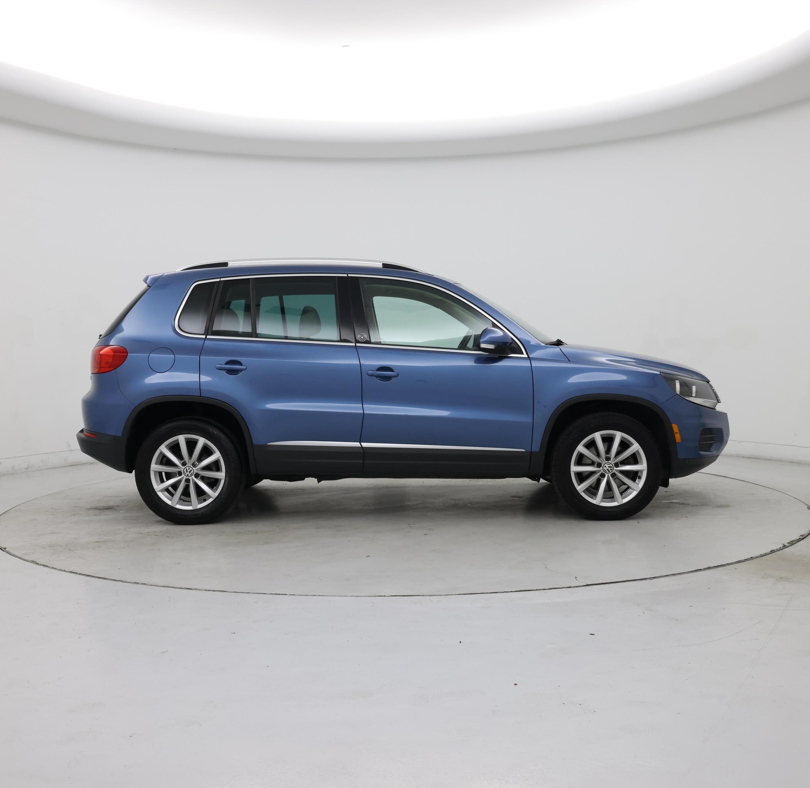 Thumbnail: 2017 Volkswagen Tiguan - 7