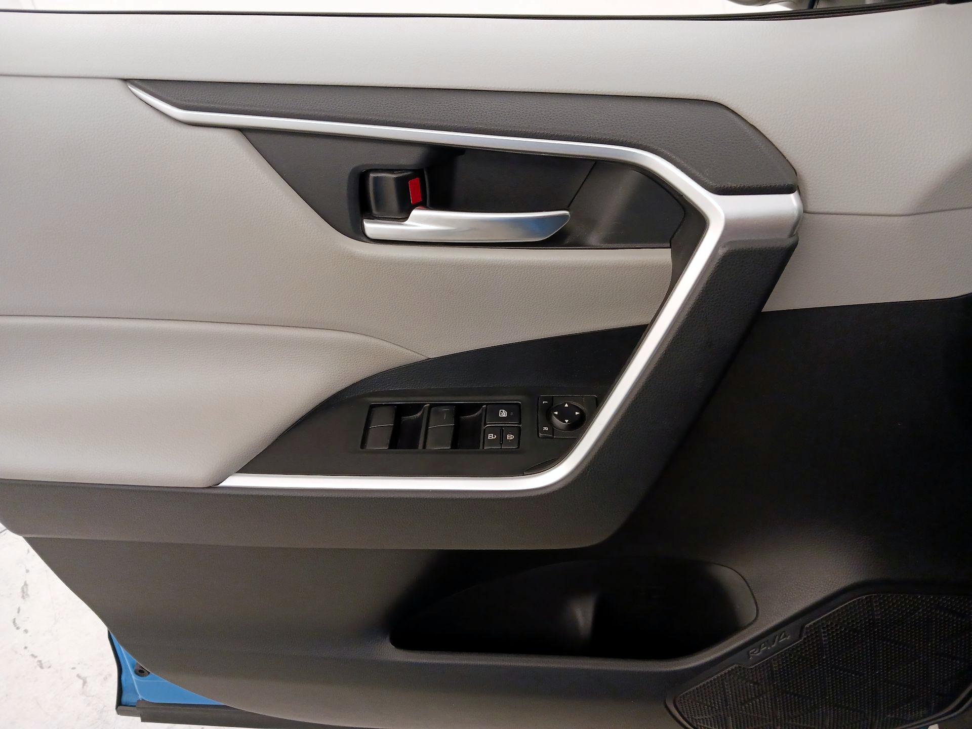 Thumbnail: 2019 Toyota RAV4 - 12