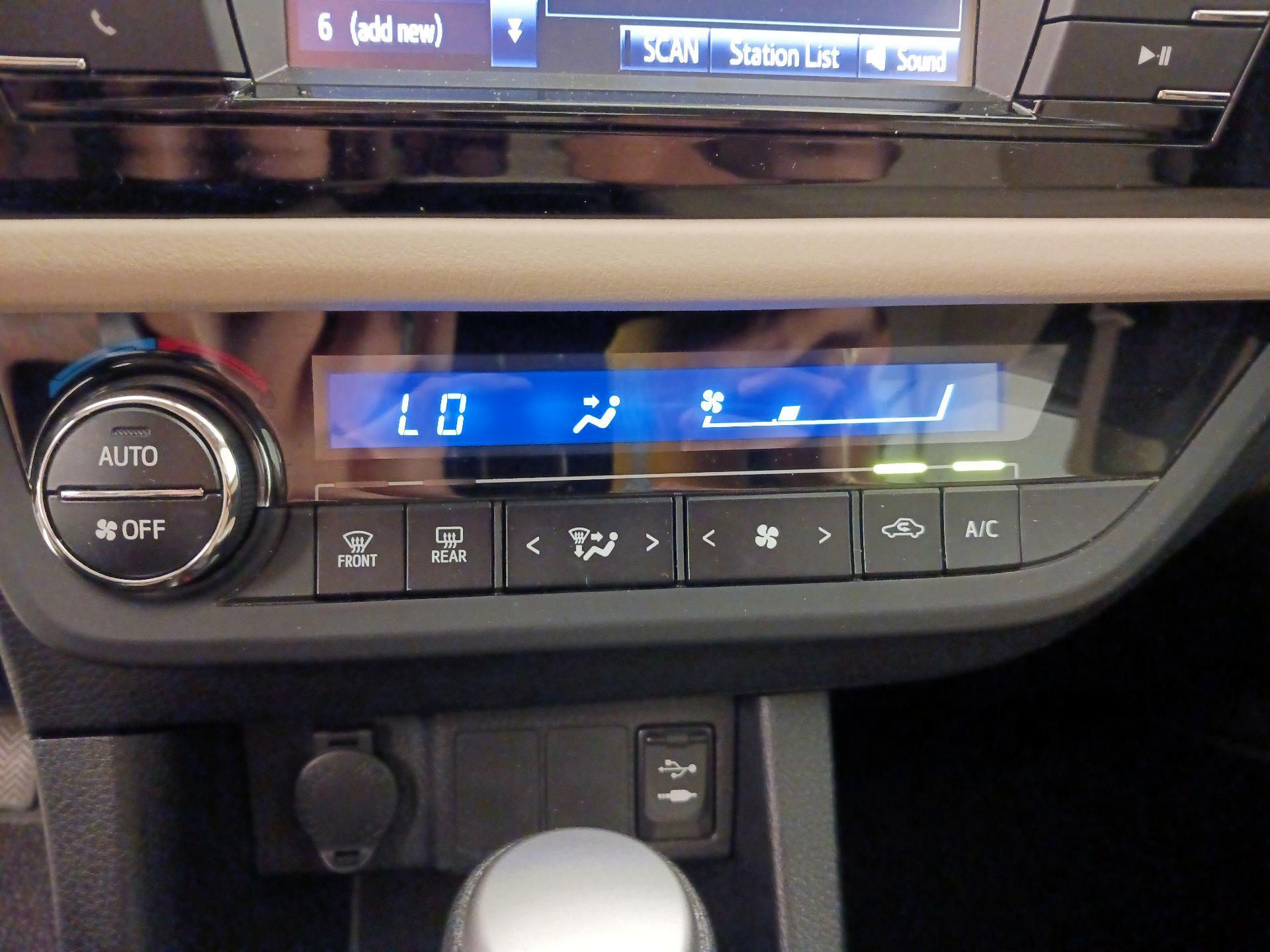 Thumbnail: 2014 Toyota Corolla - 16