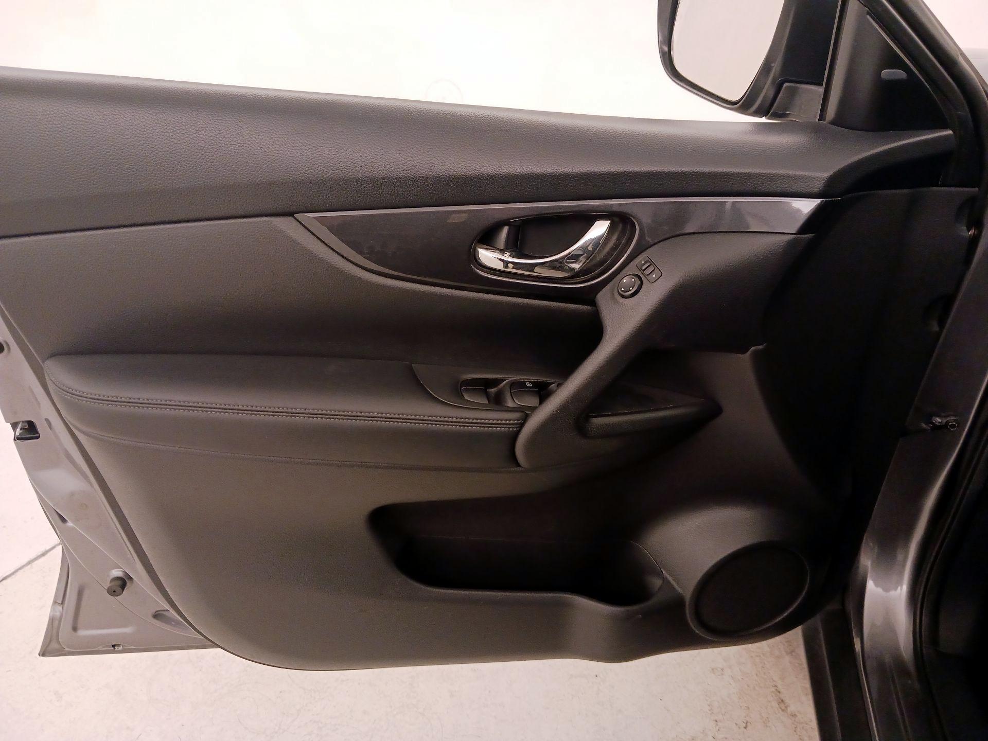 Thumbnail: 2017 Nissan Rogue - 12