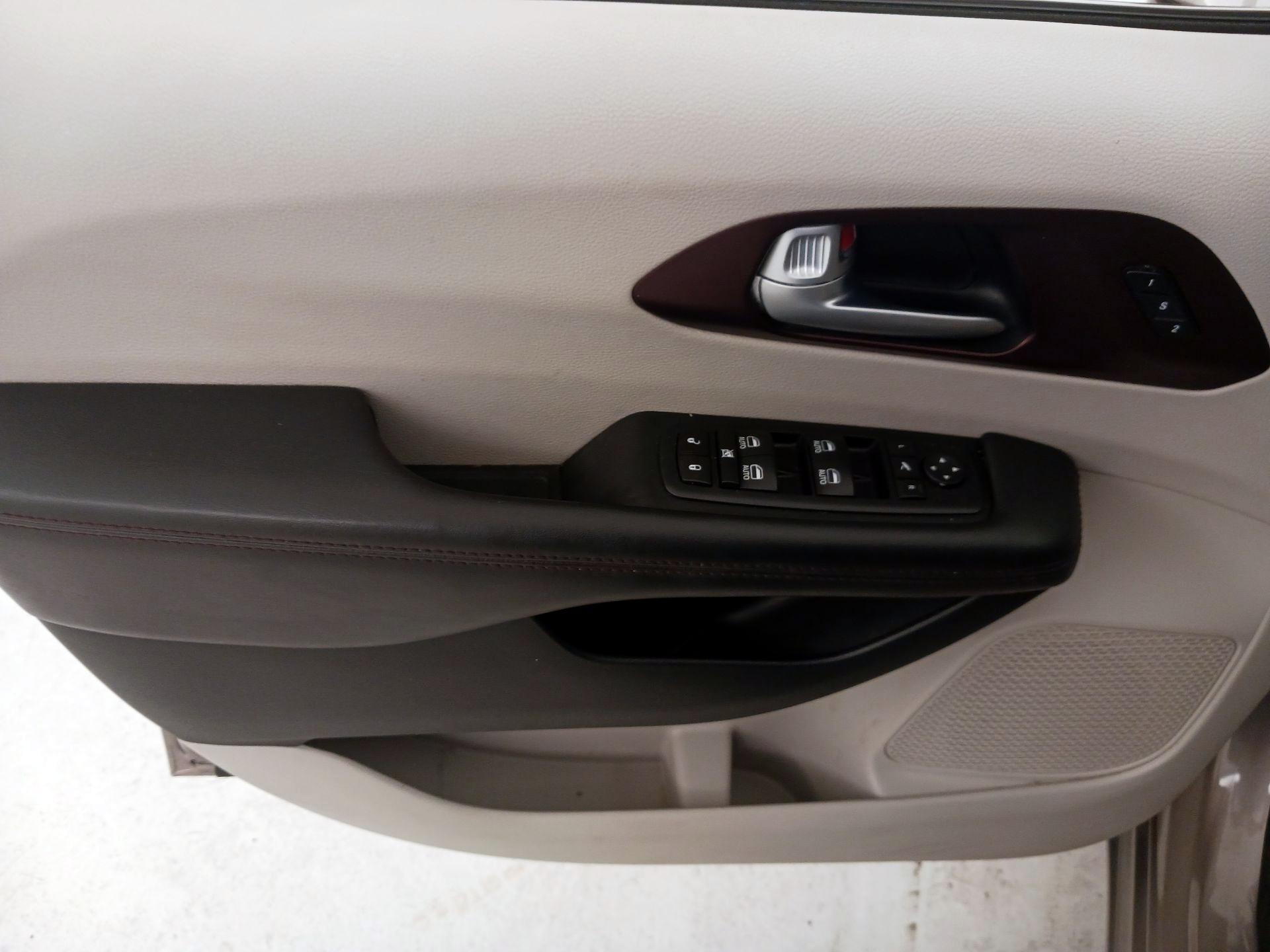 Thumbnail: 2017 Chrysler Pacifica - 12