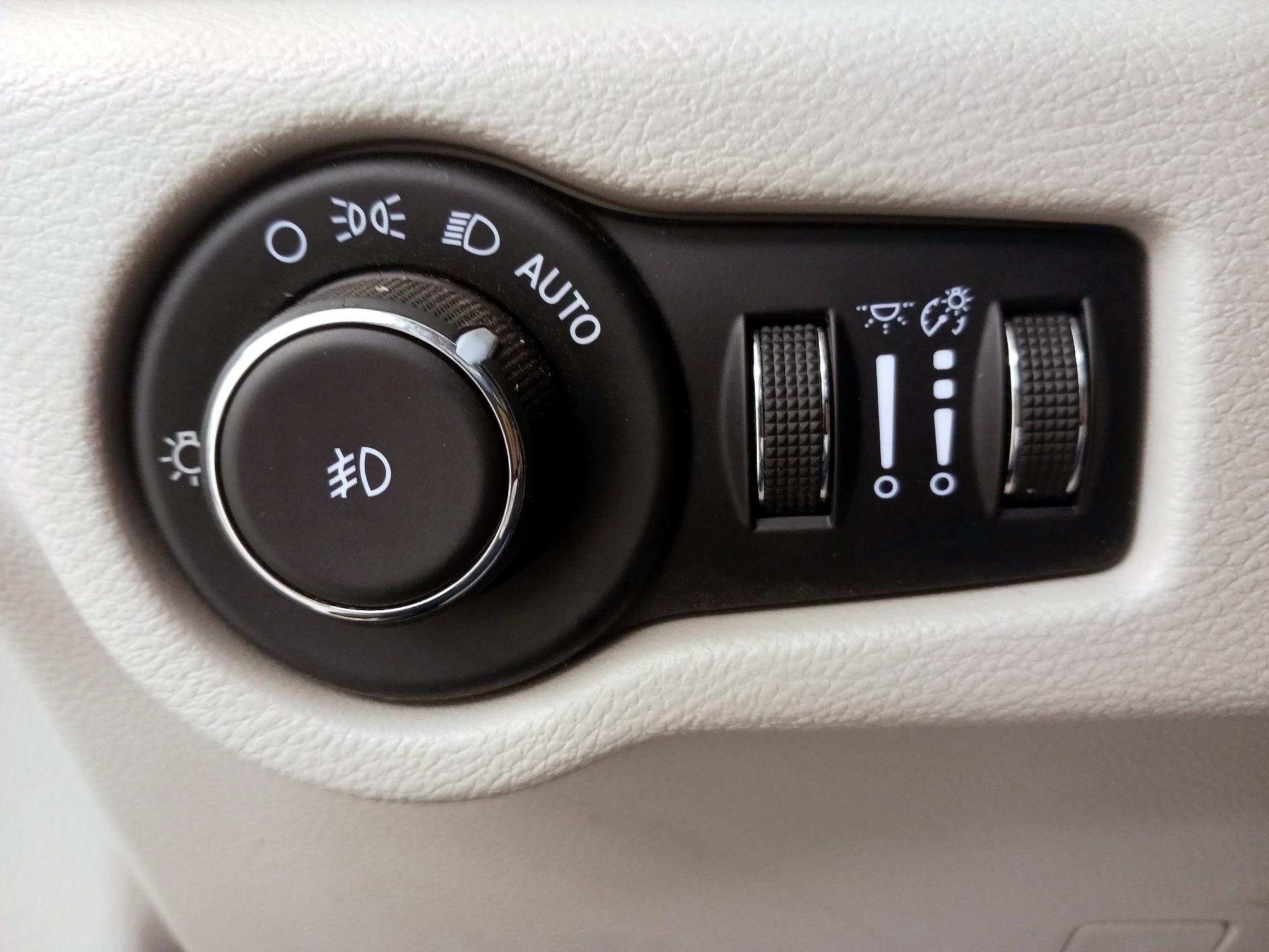 Thumbnail: 2017 Chrysler Pacifica - 13