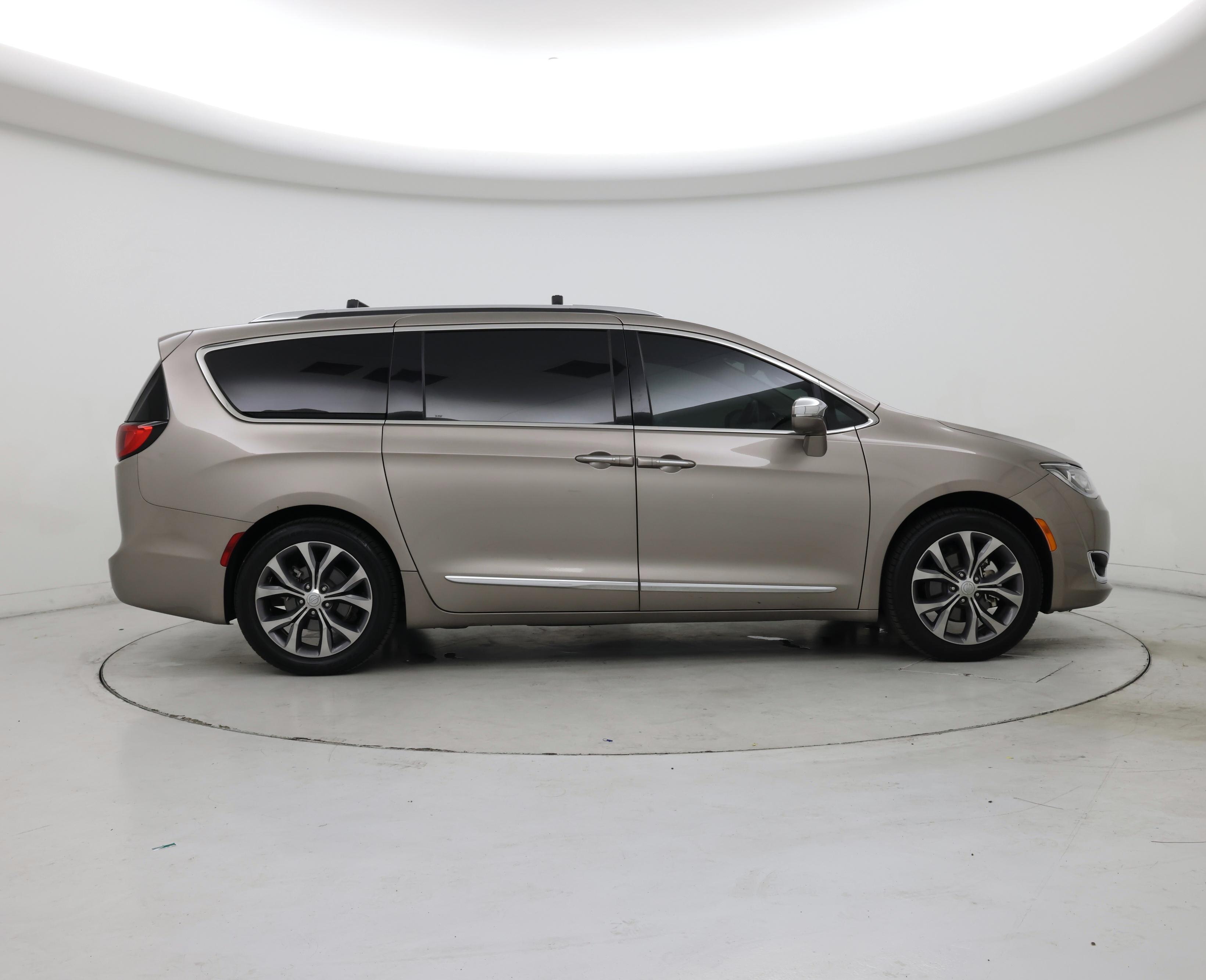 Thumbnail: 2017 Chrysler Pacifica - 7