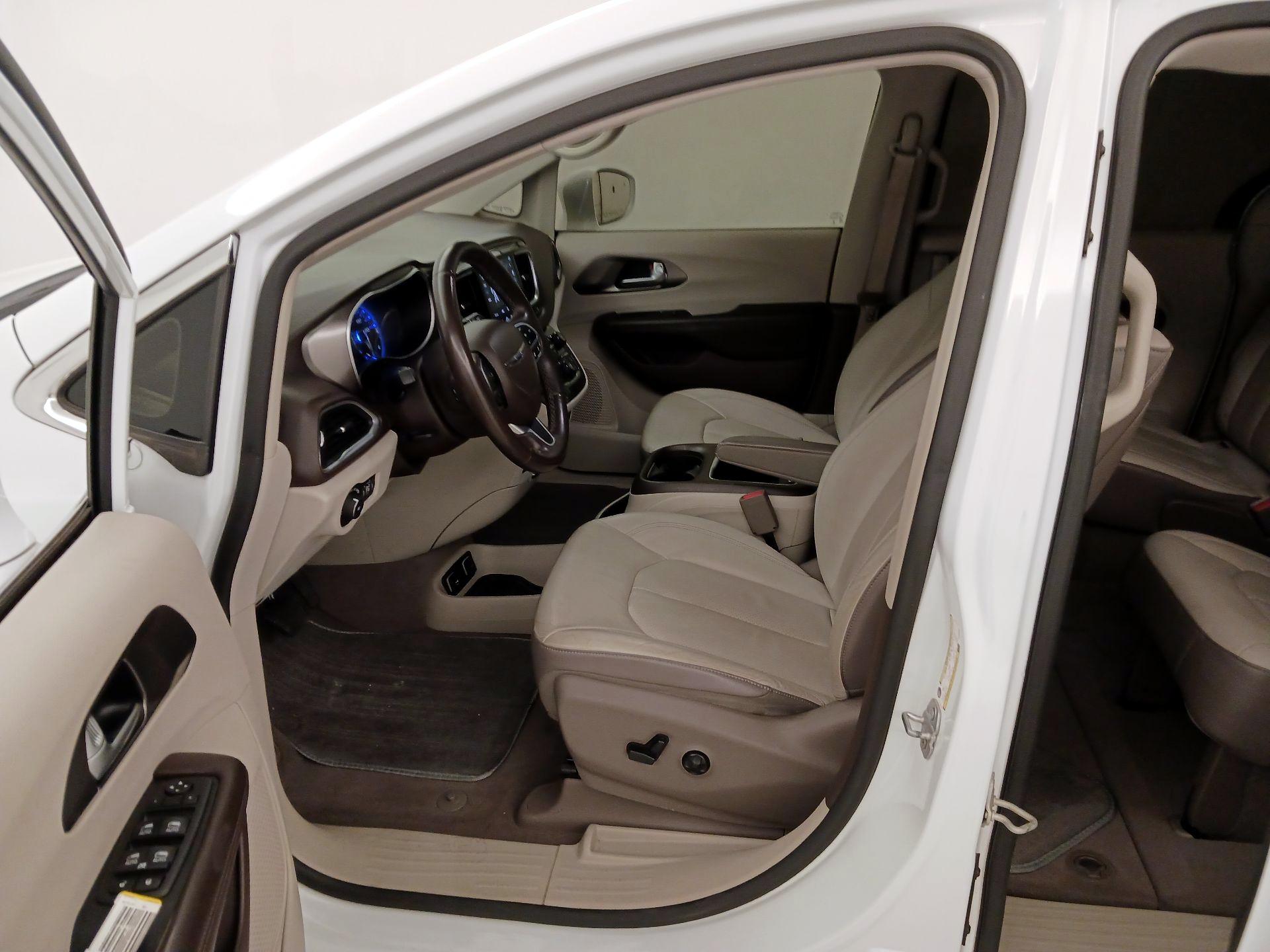 Thumbnail: 2018 Chrysler Pacifica - 11