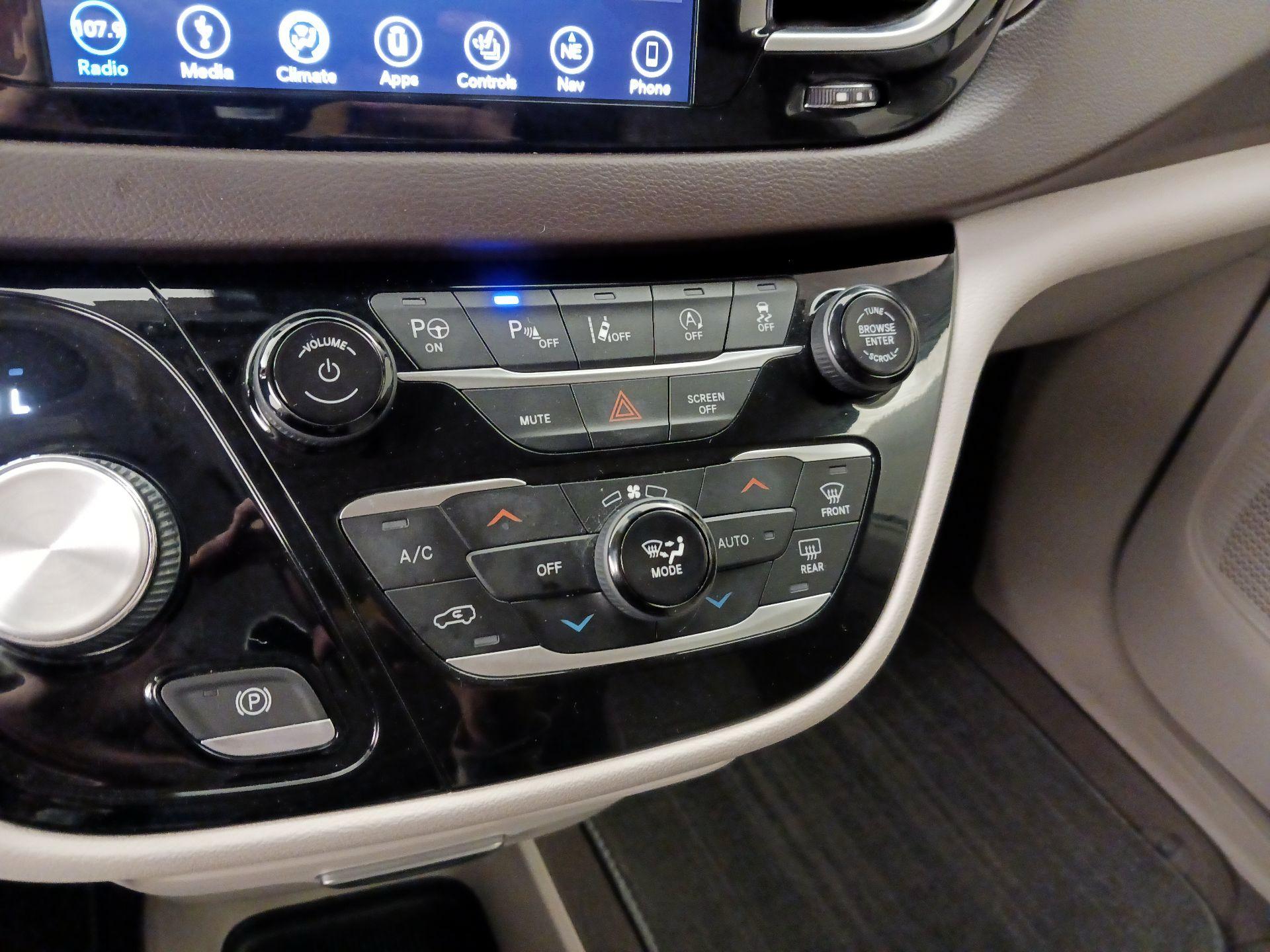 Thumbnail: 2018 Chrysler Pacifica - 17