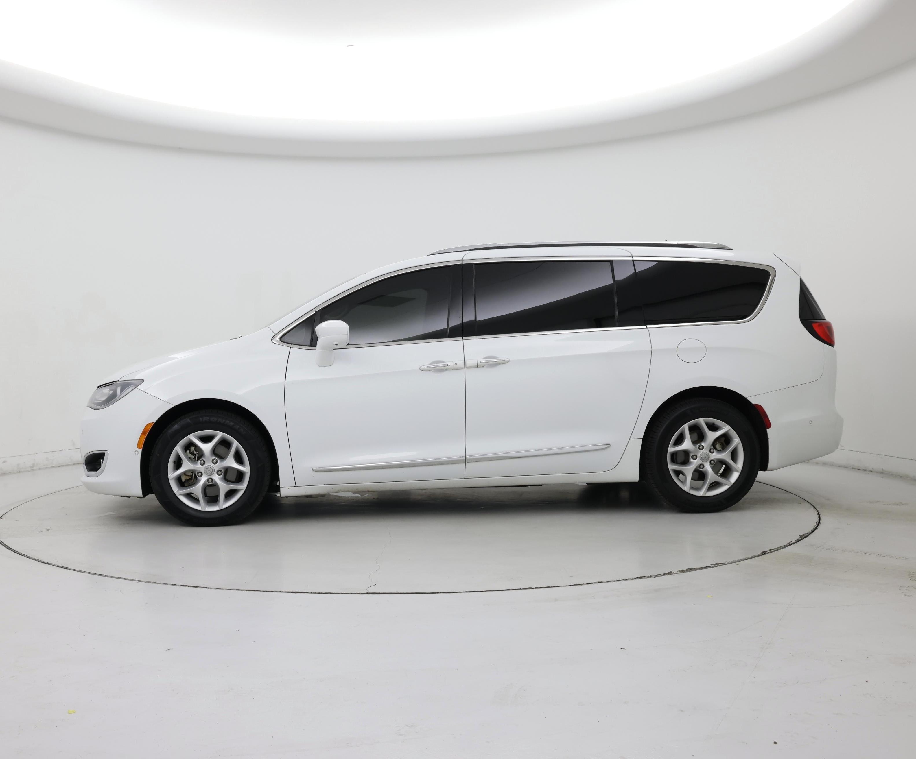 Thumbnail: 2018 Chrysler Pacifica - 3