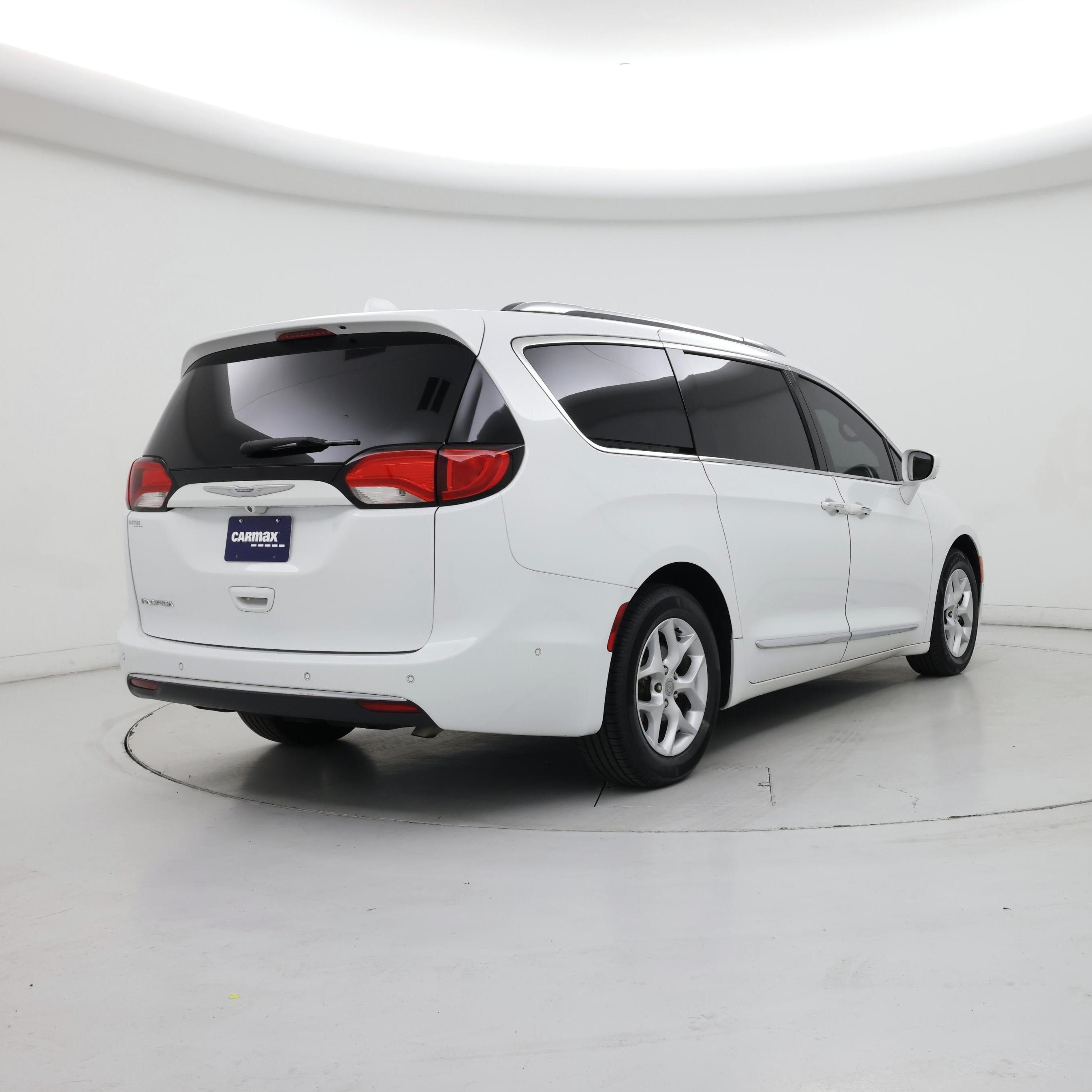 Thumbnail: 2018 Chrysler Pacifica - 8