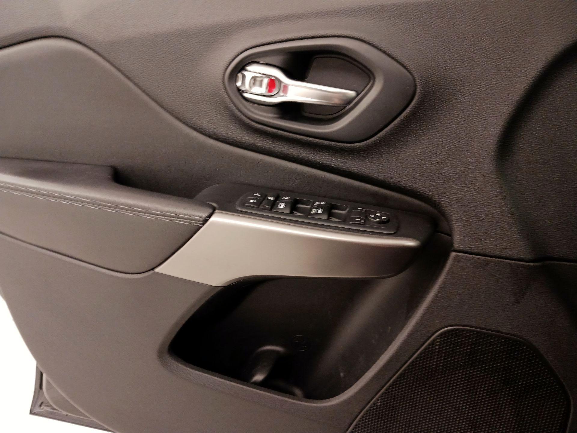 Thumbnail: 2019 Jeep Cherokee - 12