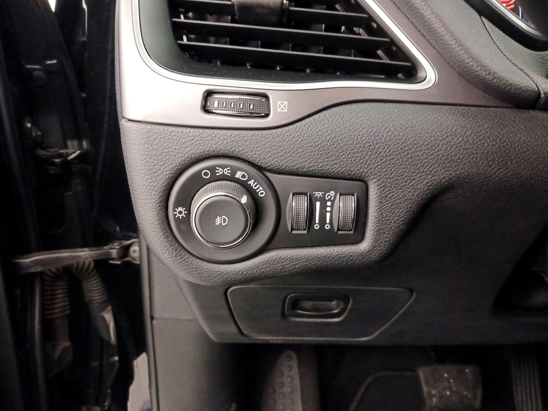 Thumbnail: 2019 Jeep Cherokee - 13