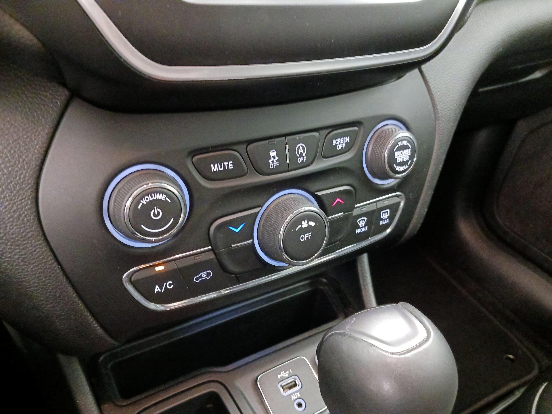 Thumbnail: 2019 Jeep Cherokee - 16