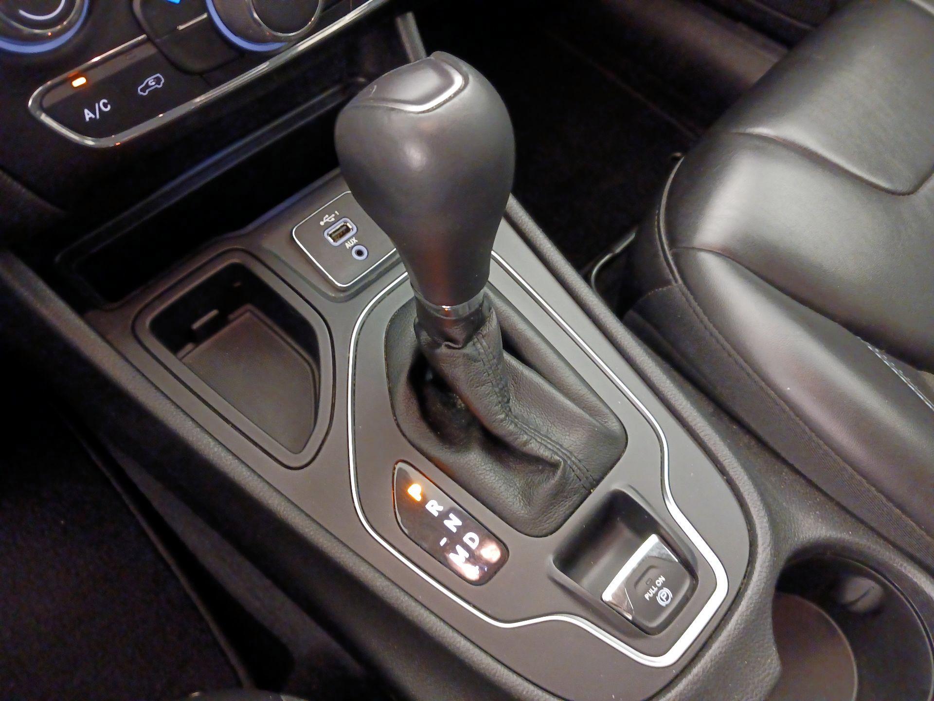 Thumbnail: 2019 Jeep Cherokee - 17