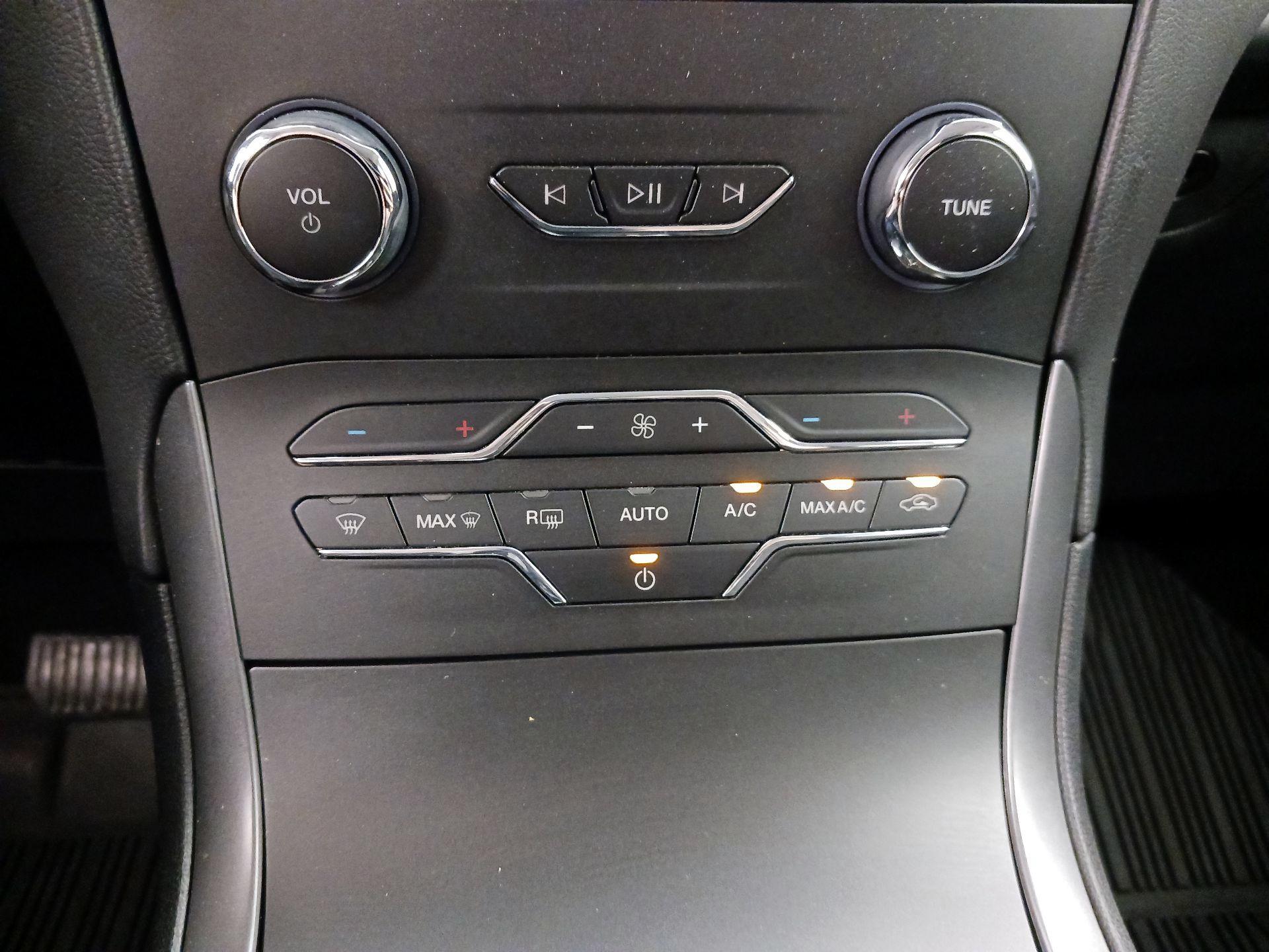 Thumbnail: 2020 Ford Edge - 16