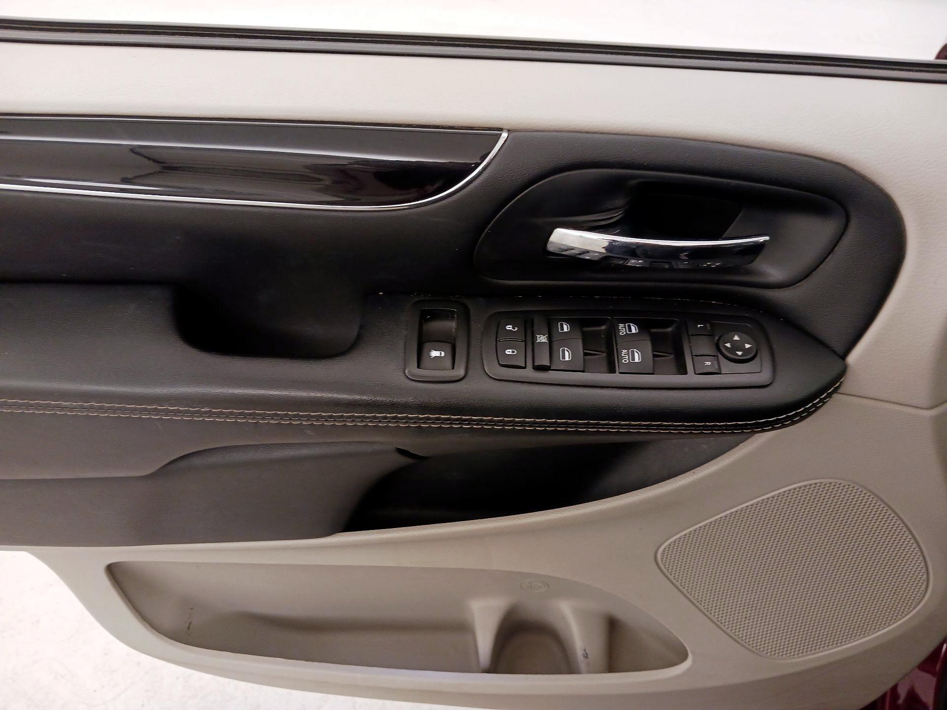 Thumbnail: 2016 Dodge Grand Caravan - 12