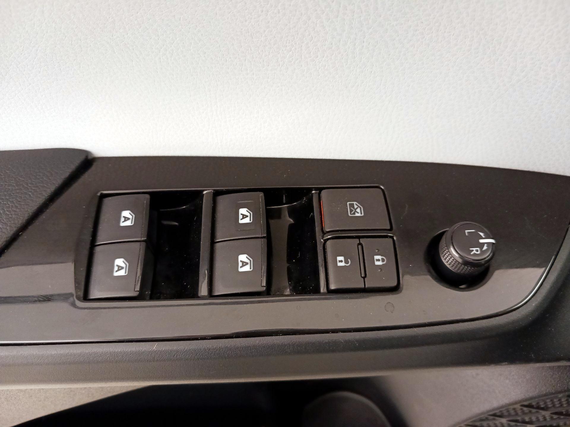 Thumbnail: 2018 Toyota Prius - 12