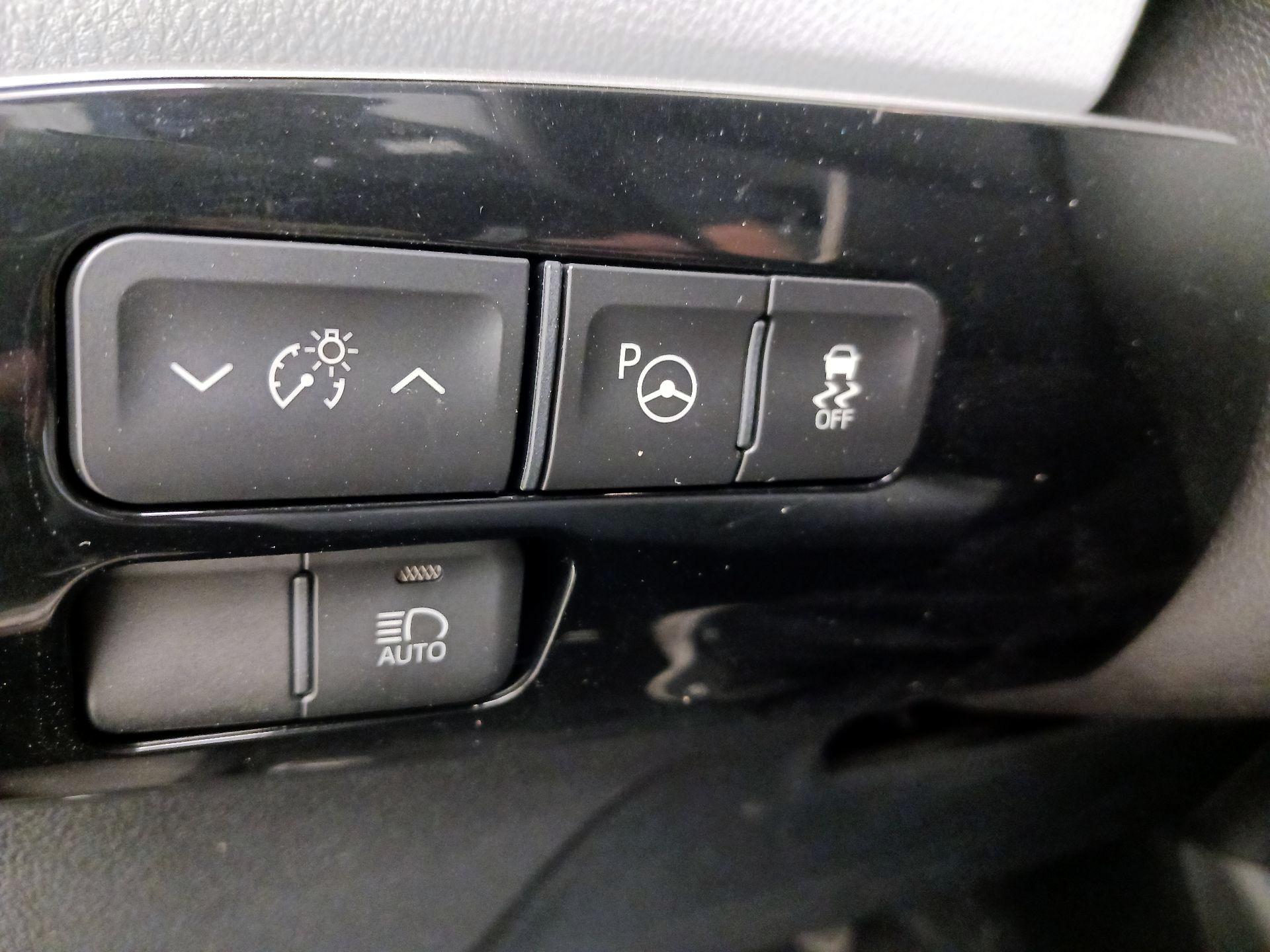 Thumbnail: 2018 Toyota Prius - 13