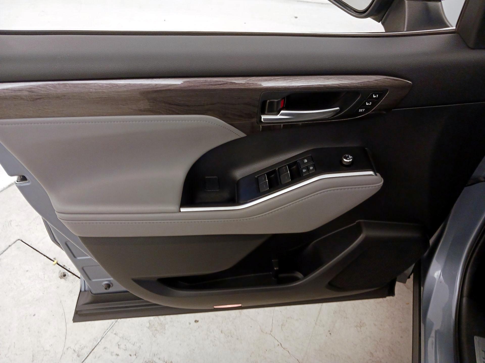 Thumbnail: 2020 Toyota Highlander - 12