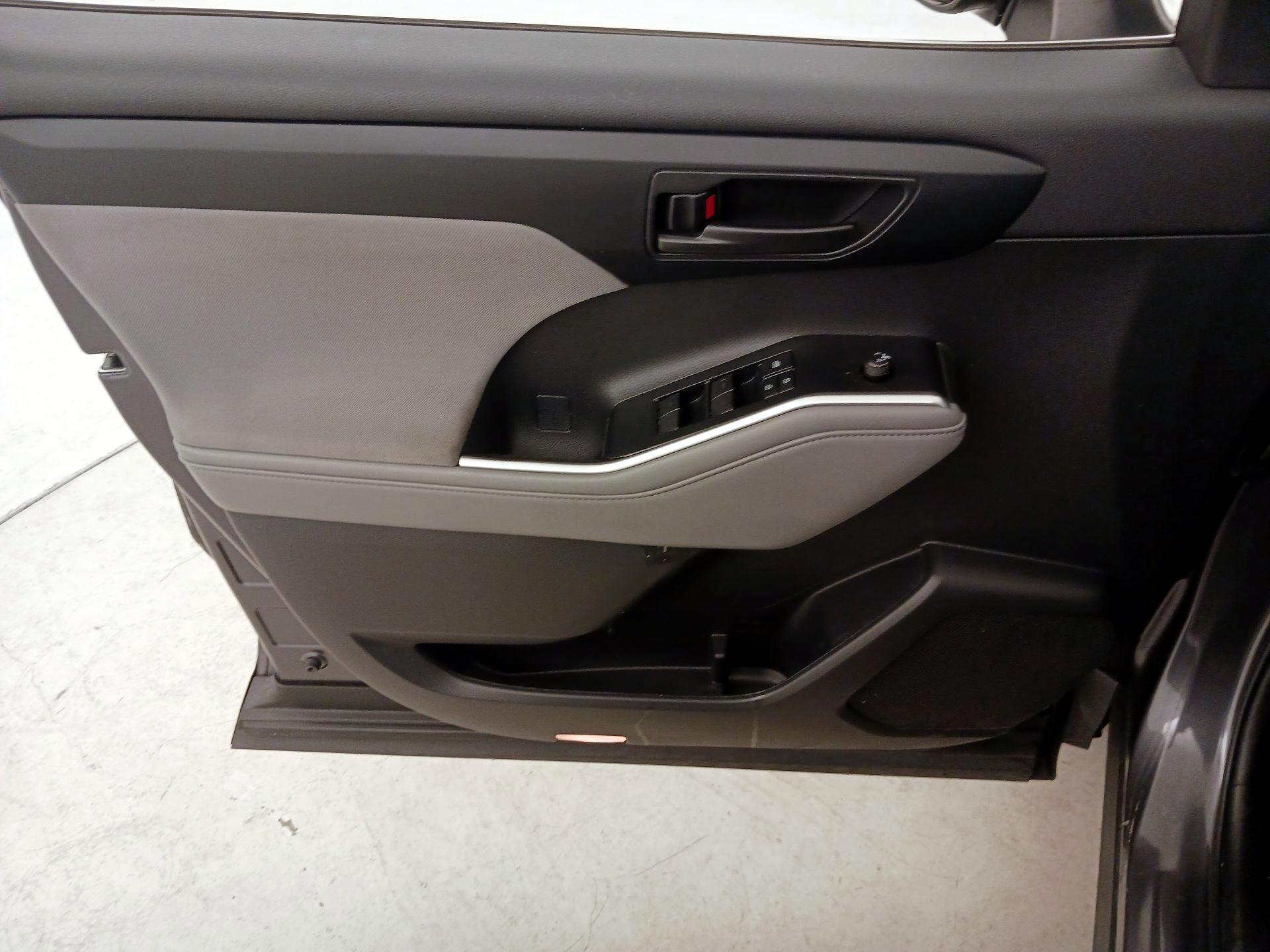 Thumbnail: 2022 Toyota Highlander - 12