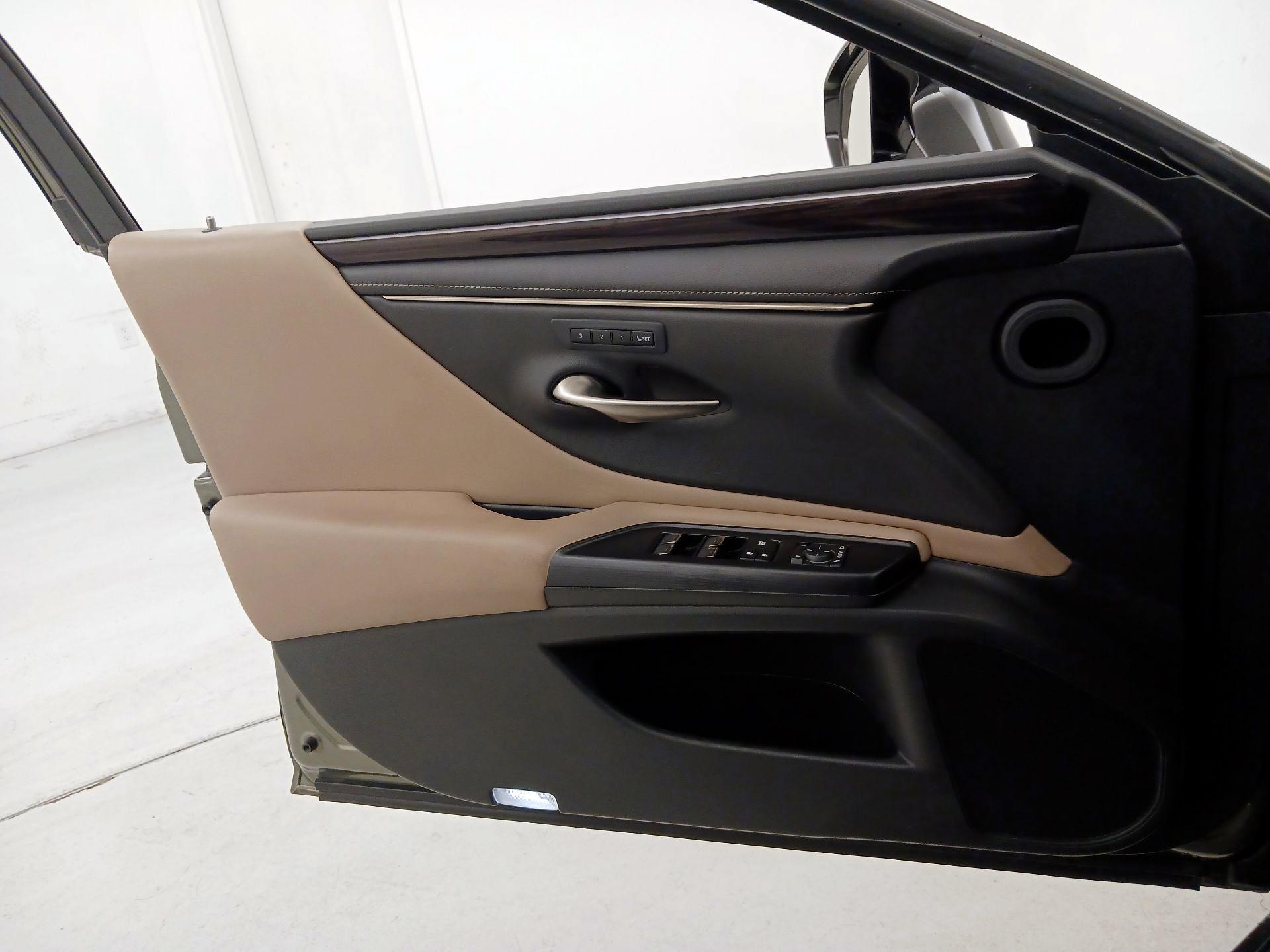 Thumbnail: 2021 Lexus ES - 12