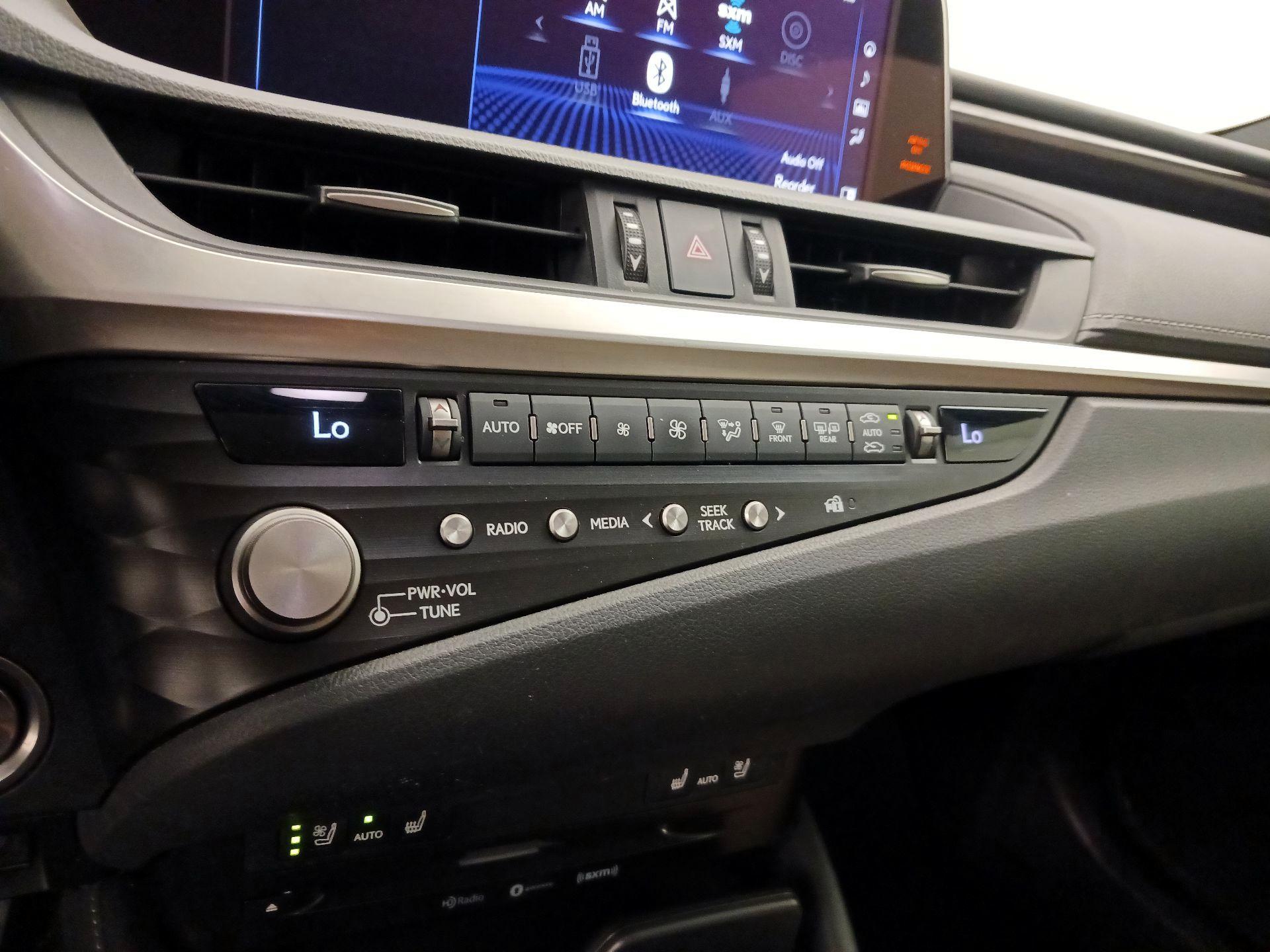 Thumbnail: 2021 Lexus ES - 17