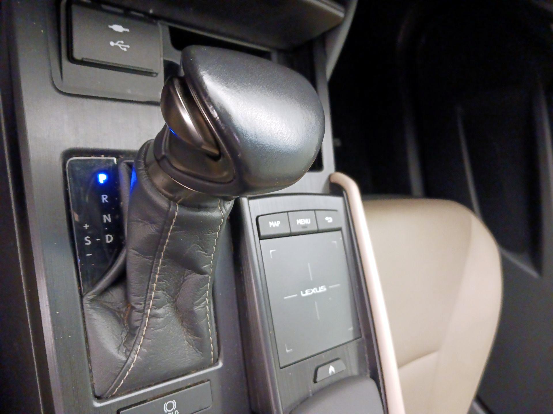 Thumbnail: 2021 Lexus ES - 18