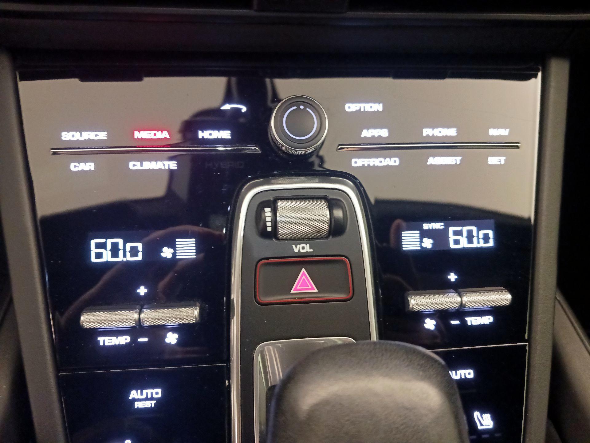 Thumbnail: 2020 Porsche Cayenne - 17