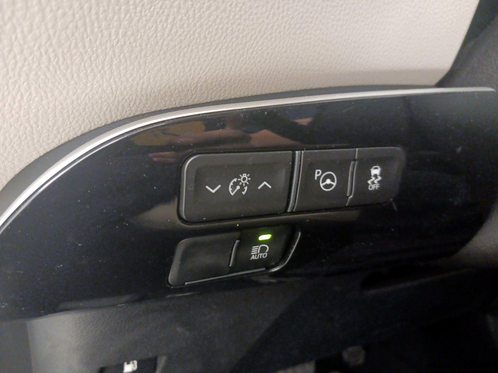 Thumbnail: 2021 Toyota Prius - 13