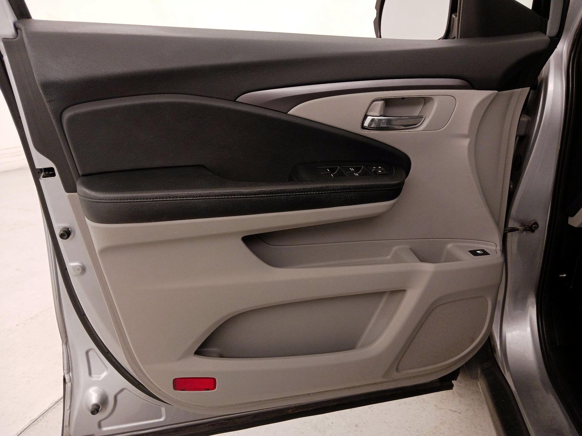 Thumbnail: 2017 Honda Pilot - 12