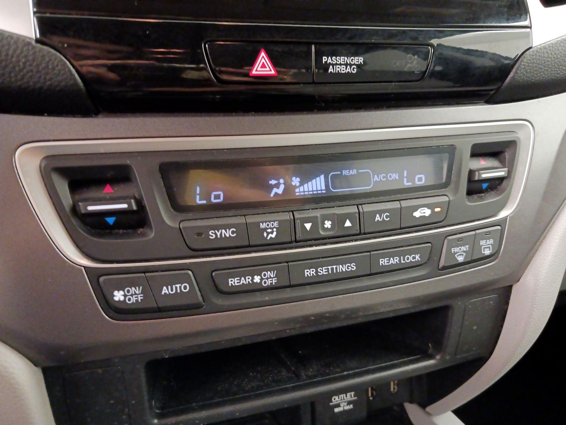 Thumbnail: 2017 Honda Pilot - 16