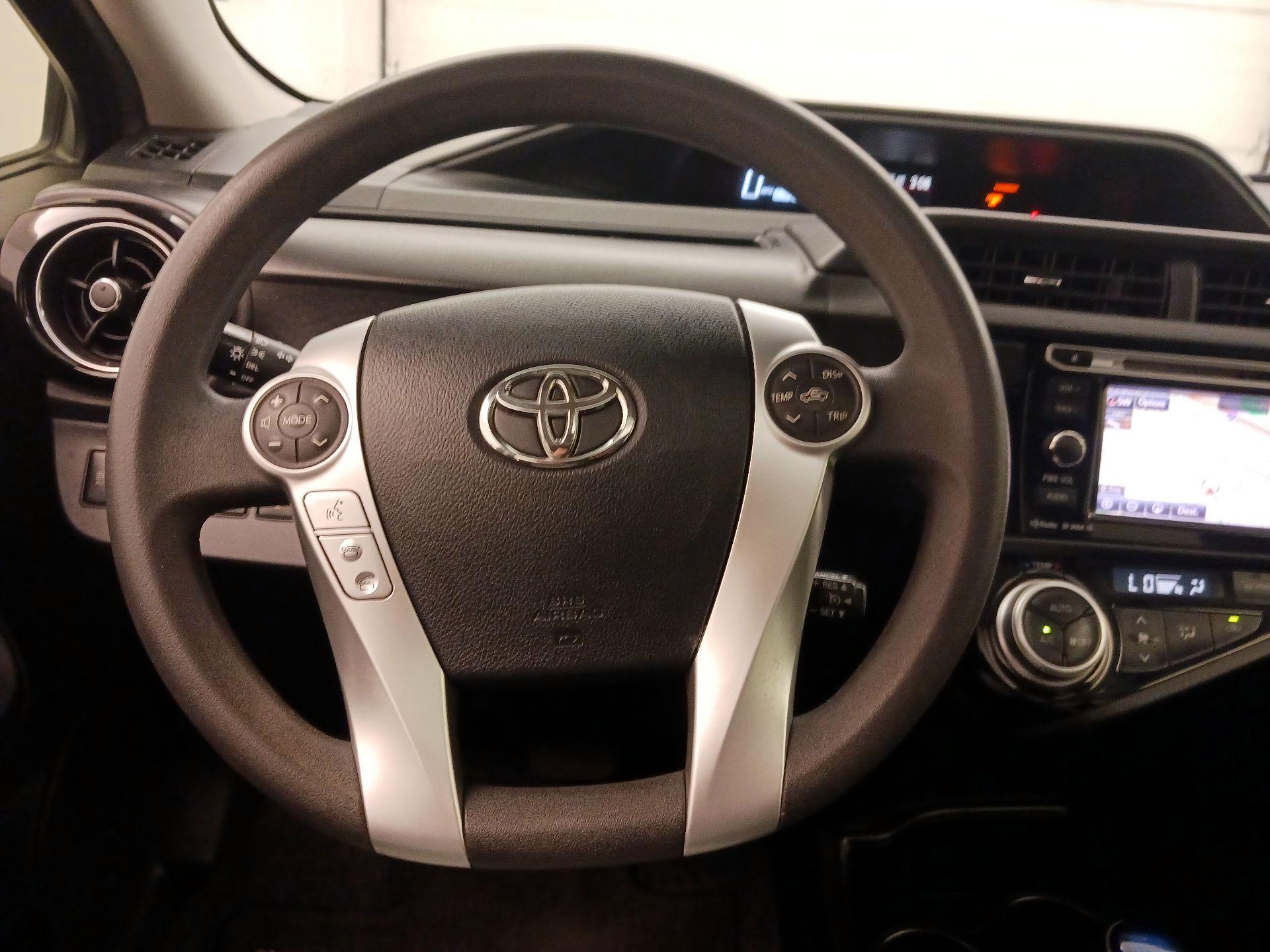 Thumbnail: 2016 Toyota Prius c - 10