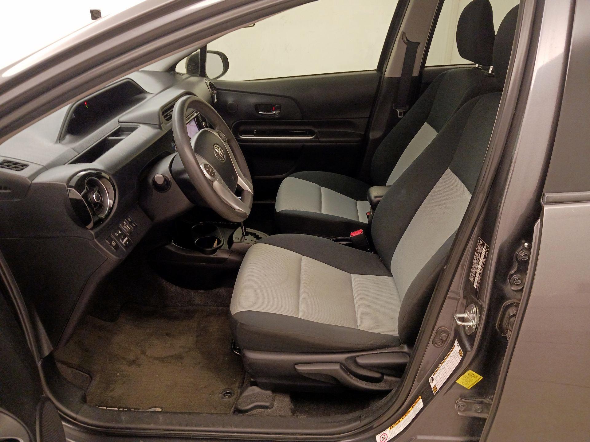 Thumbnail: 2016 Toyota Prius c - 11