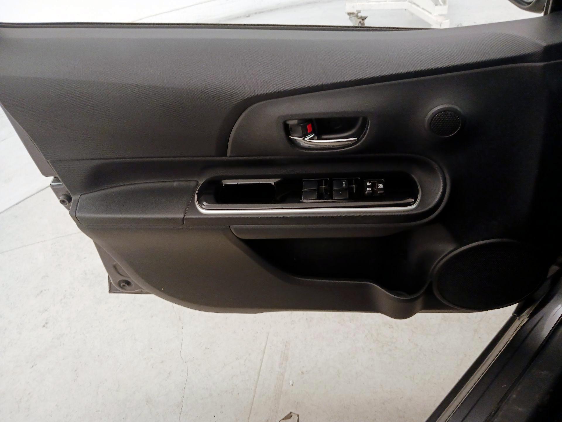 Thumbnail: 2016 Toyota Prius c - 12