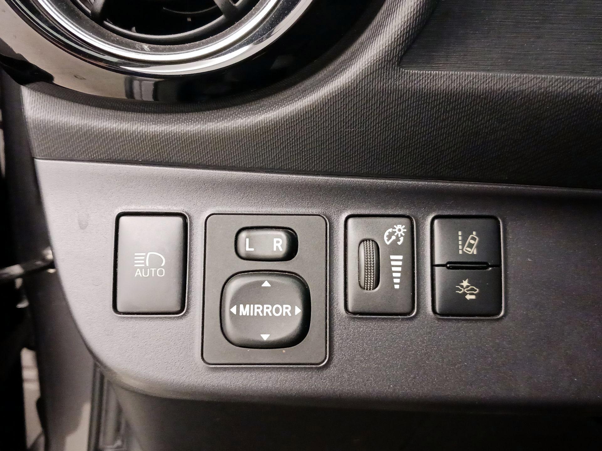 Thumbnail: 2016 Toyota Prius c - 13