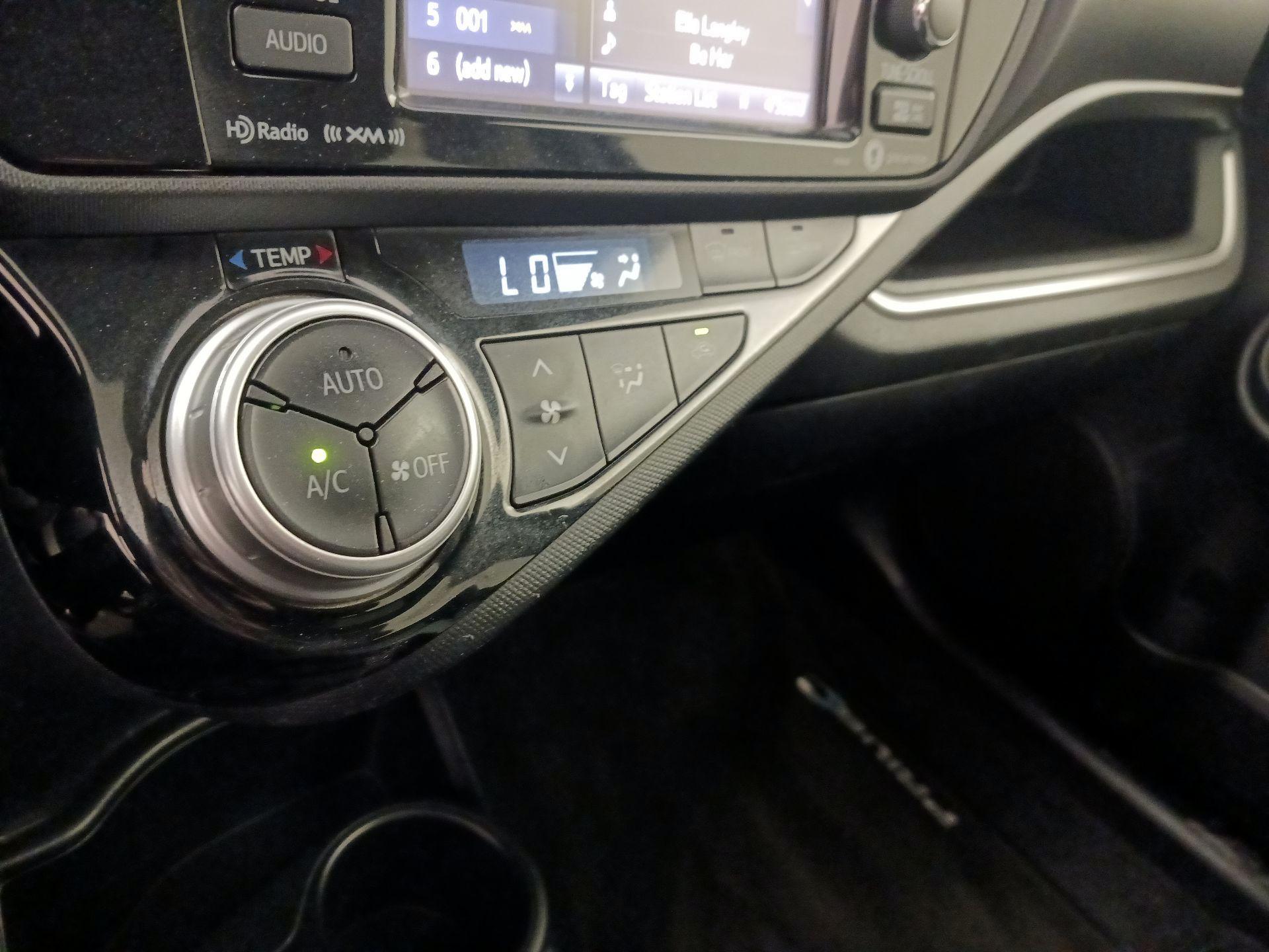 Thumbnail: 2016 Toyota Prius c - 16
